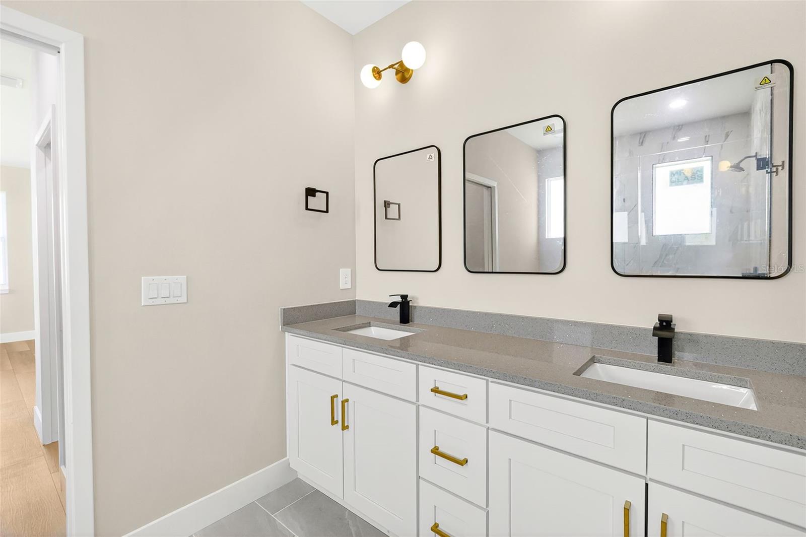 Listing photo id 42 for 13353 Gorman Avenue