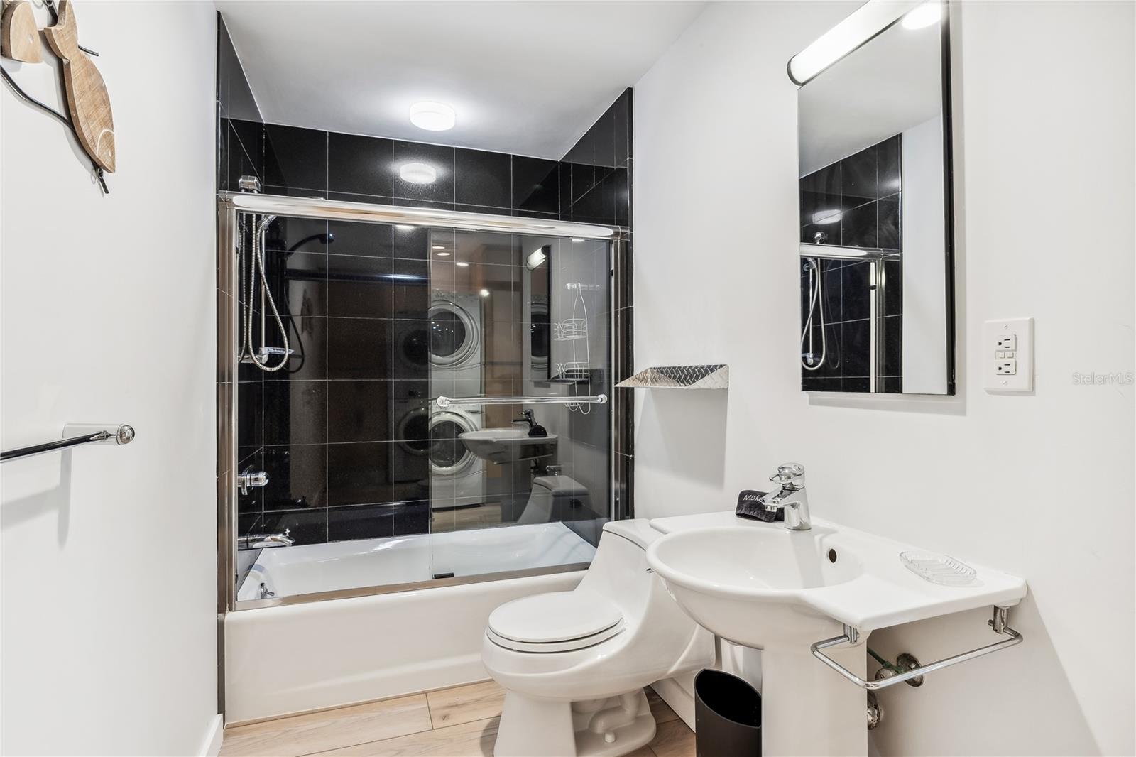 Listing photo id 18 for 2925 Shore Lane