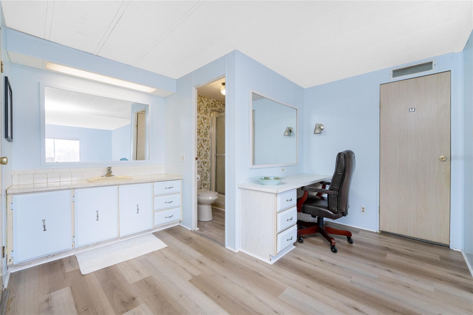 Image 21 of 47 For 3111 Waterside Drive