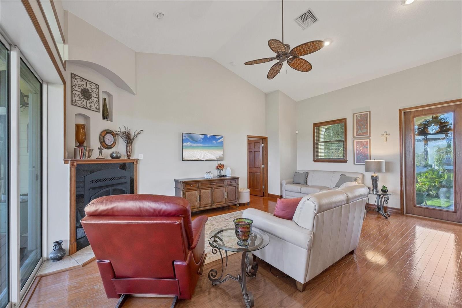 Image 10 of 41 For 7089 Pinebay Boulevard