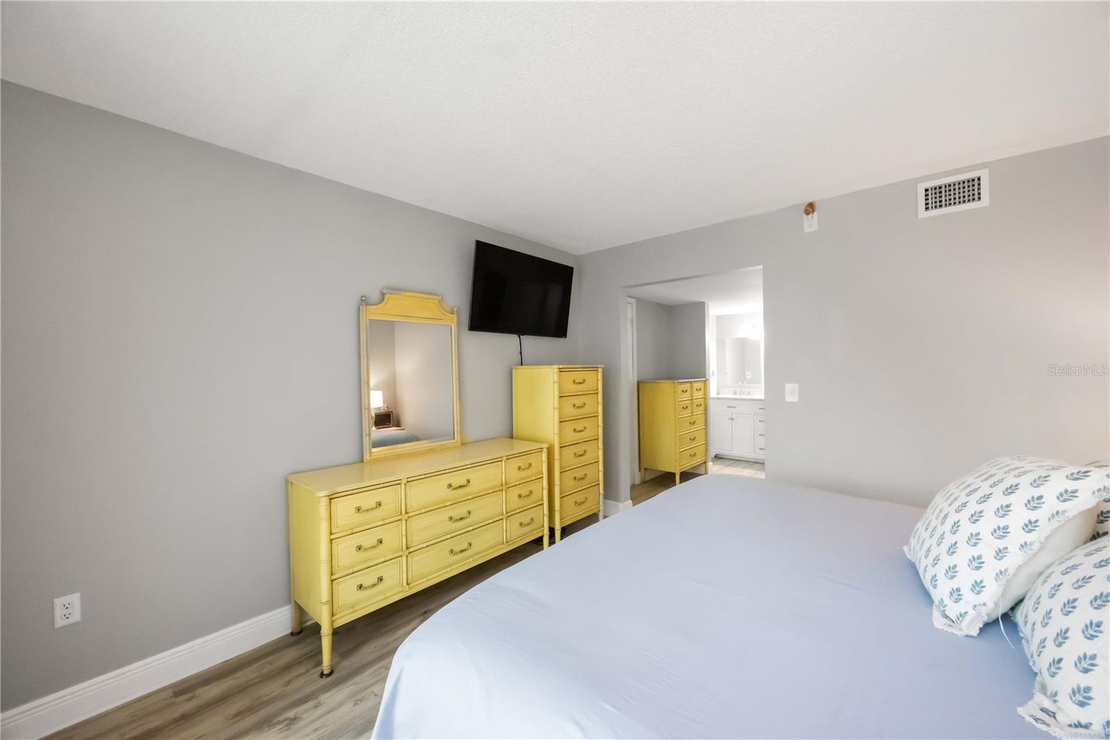 Image 26 of 65 For 5031 Beach Road 120