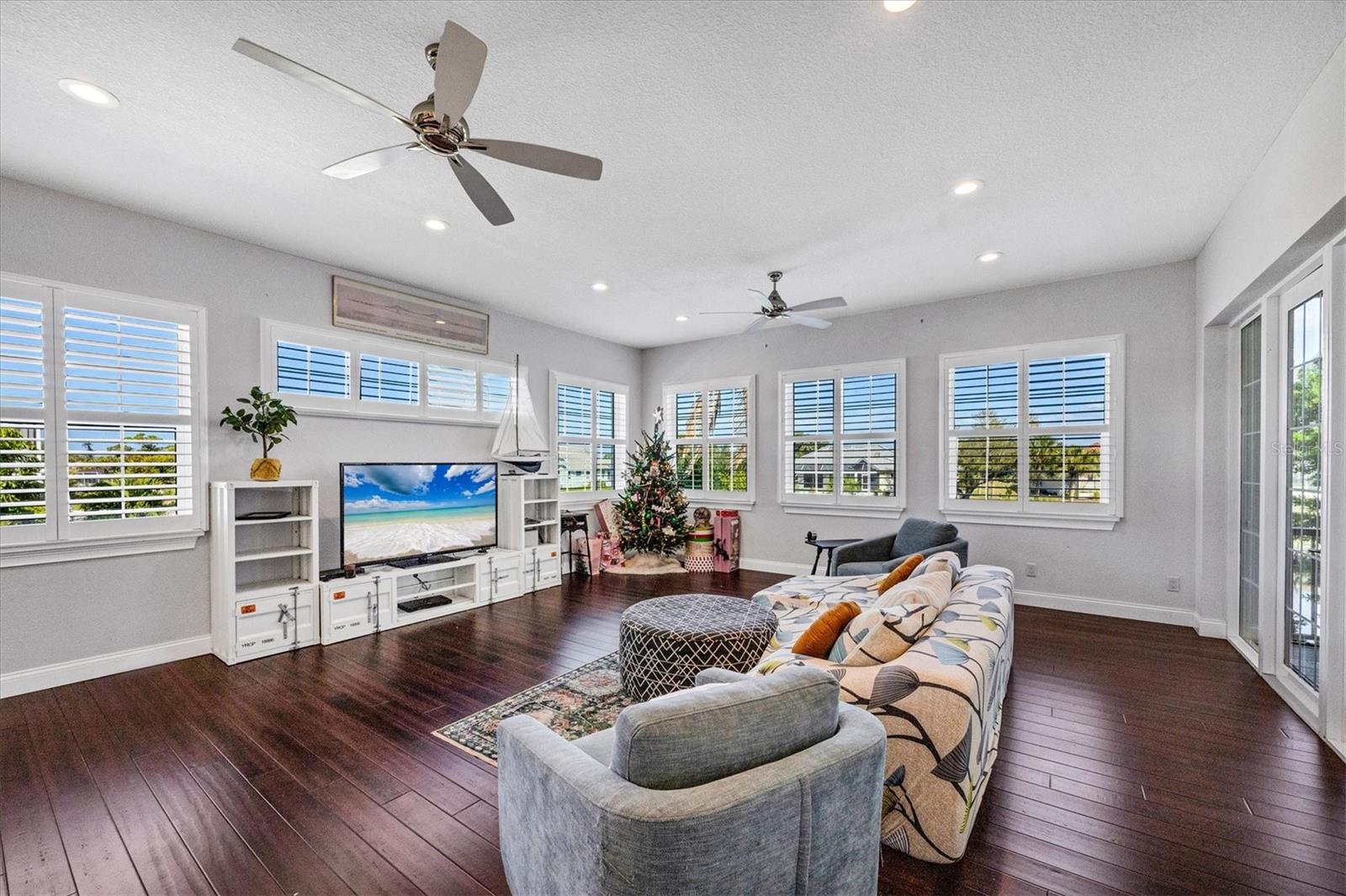 Image 16 of 52 For 10050 Creekside Drive