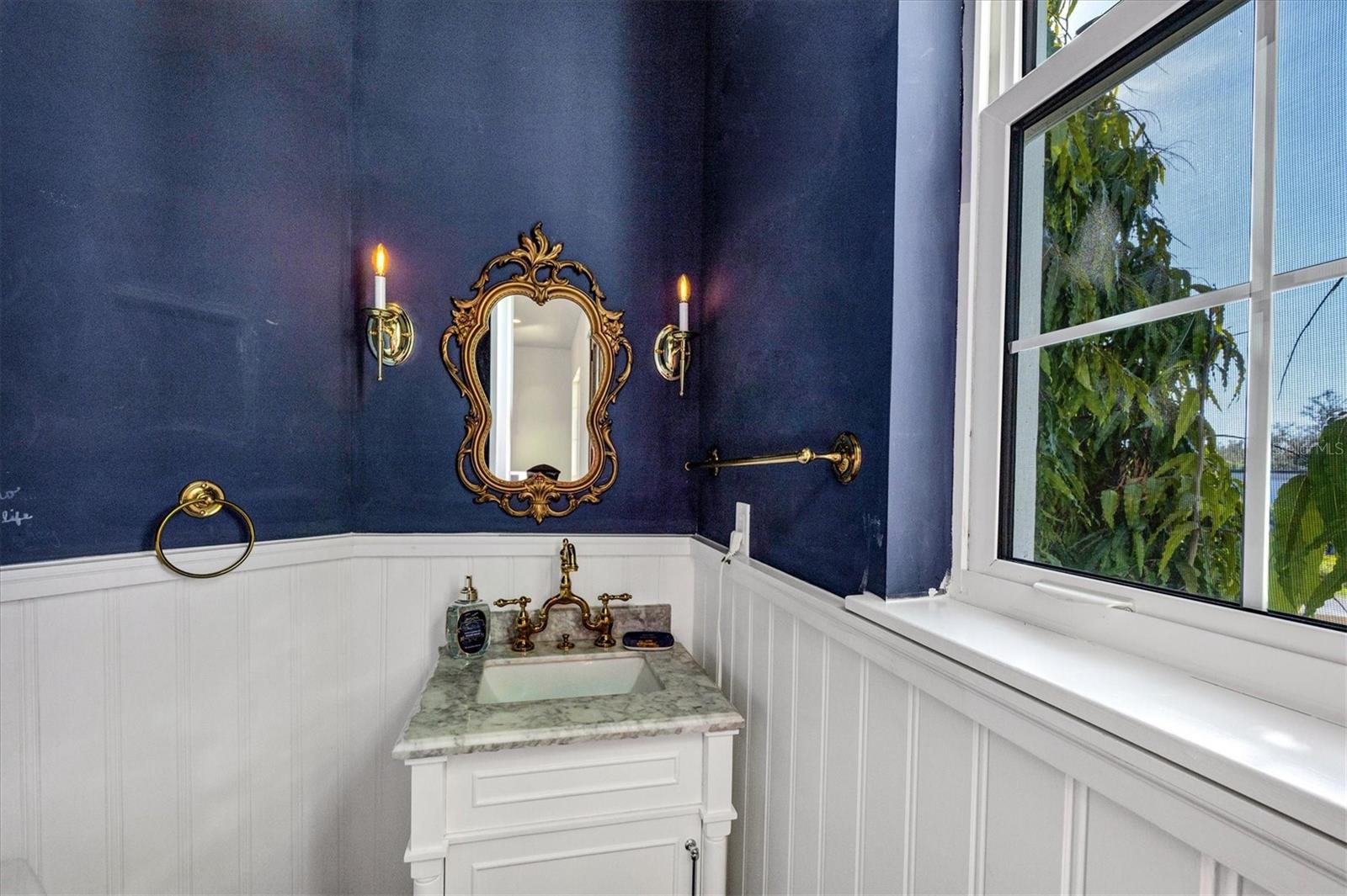 Image 22 of 52 For 10050 Creekside Drive