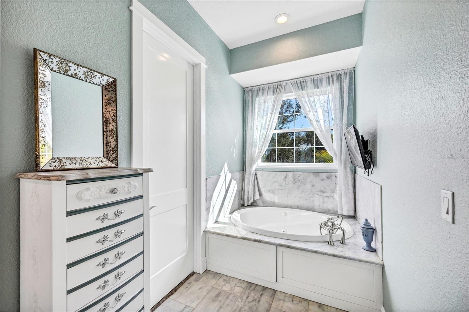 Image 26 of 52 For 10050 Creekside Drive