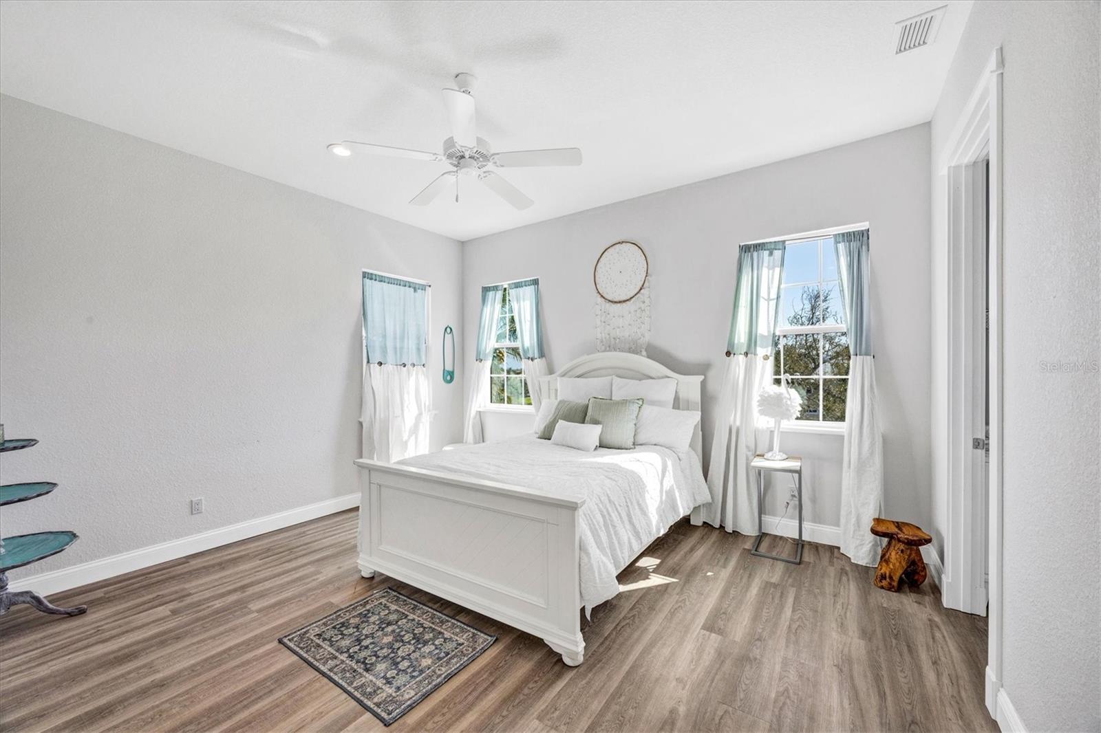 Image 29 of 52 For 10050 Creekside Drive