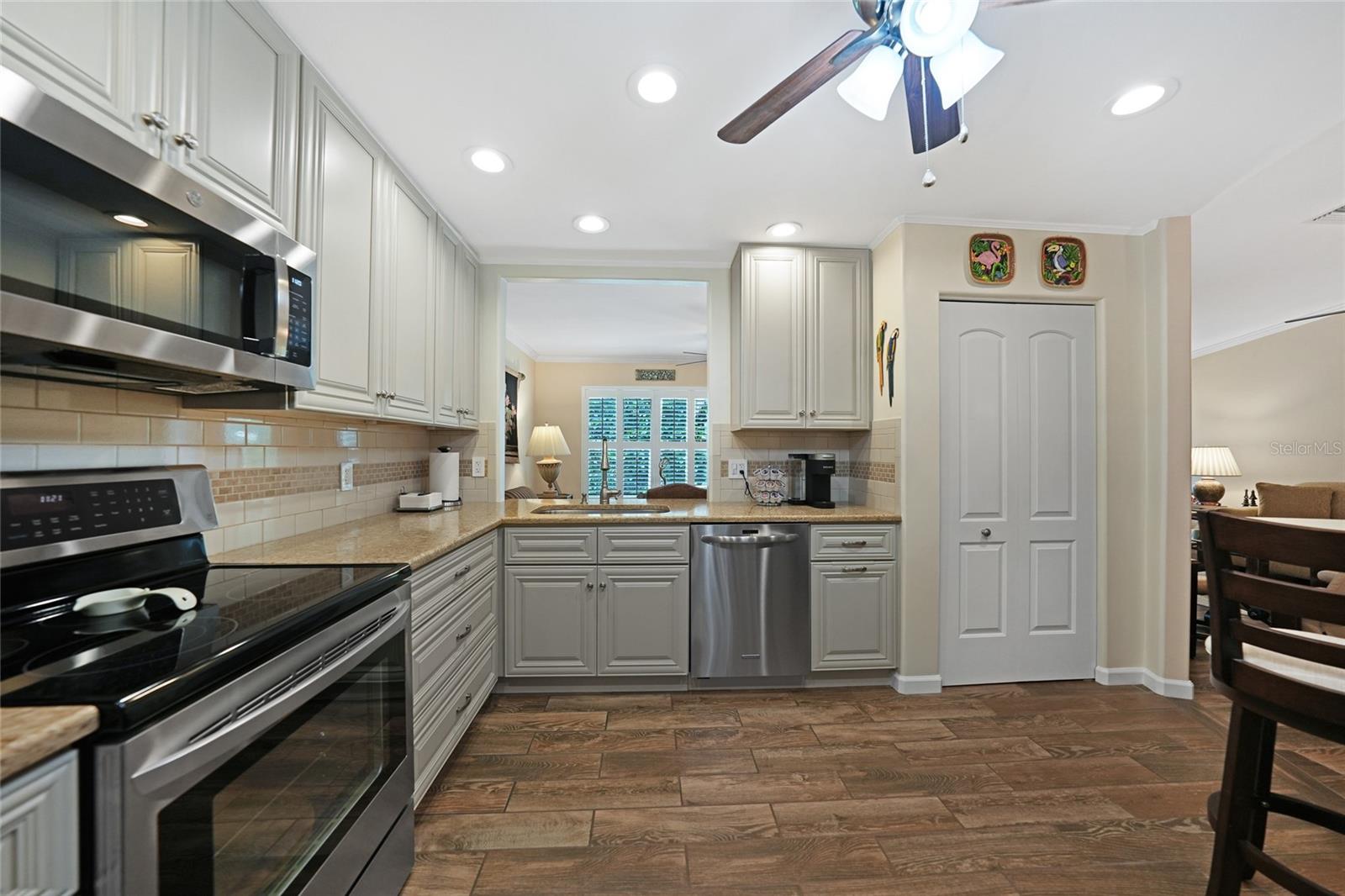 Image 12 of 75 For 643 Foxwood Boulevard 78