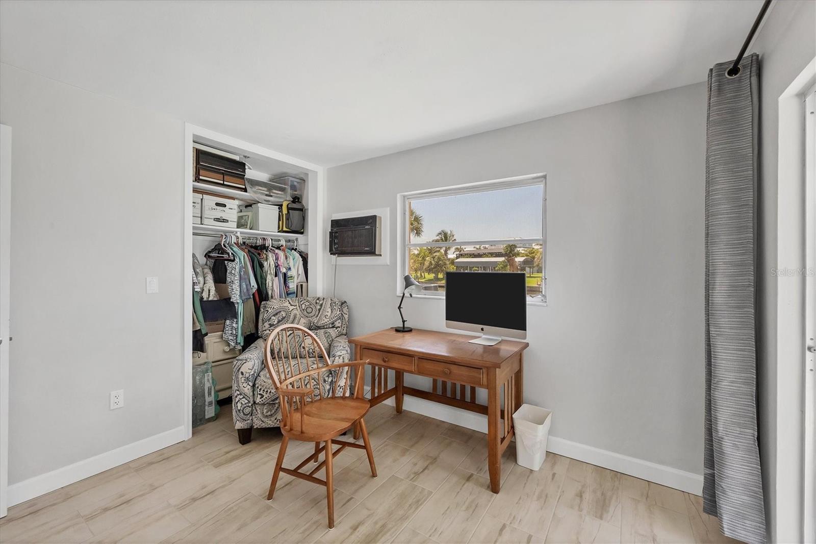 Image 36 of 51 For 500 Green Dolphin Drive S