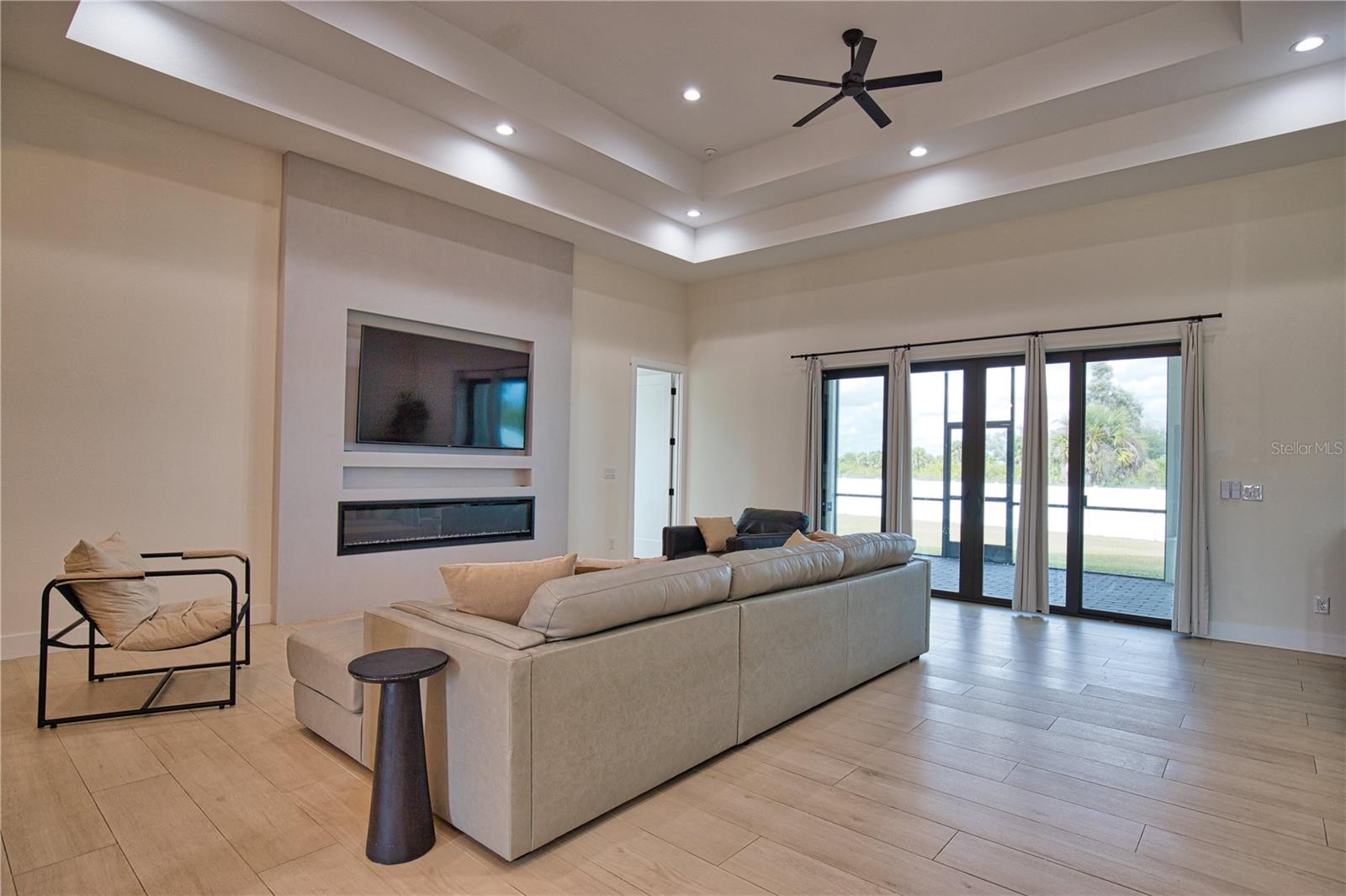 Image 13 of 39 For 4 River Ct