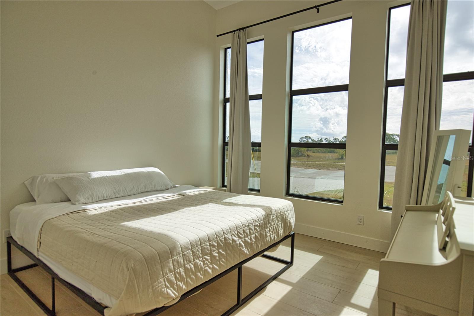 Image 24 of 39 For 4 River Ct