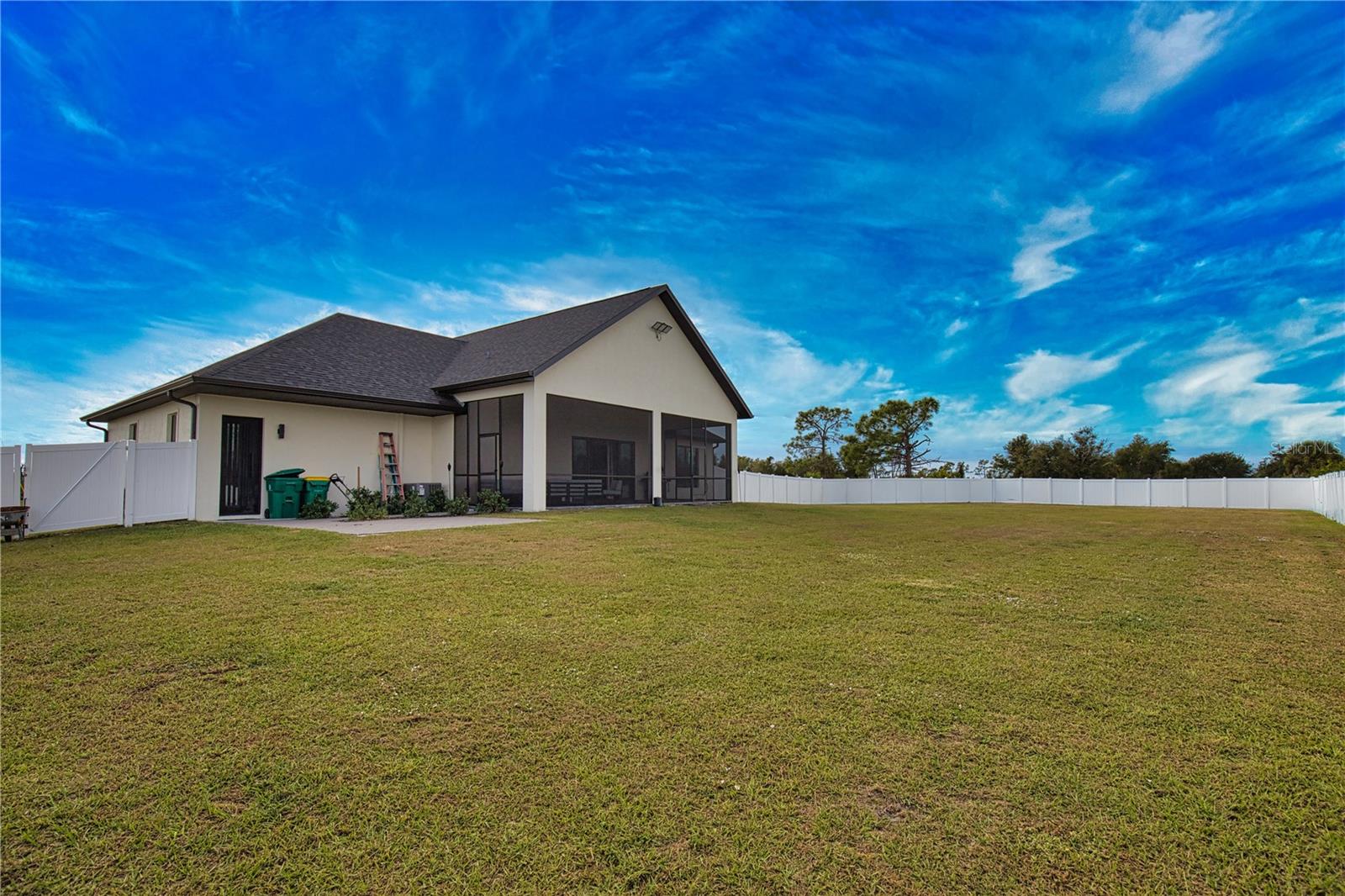 Image 32 of 39 For 4 River Ct