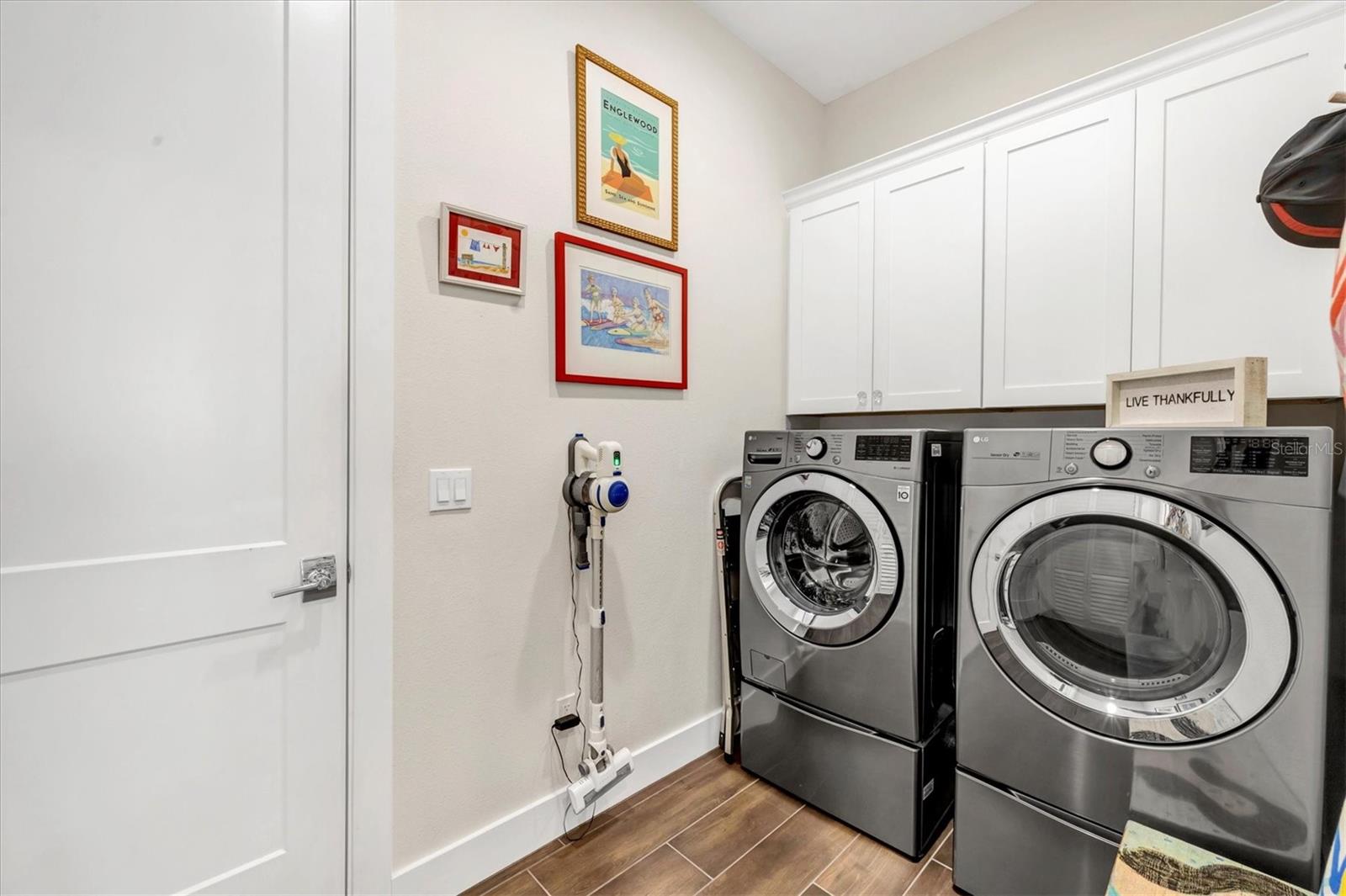 Image 32 of 50 For 17 Par View Place