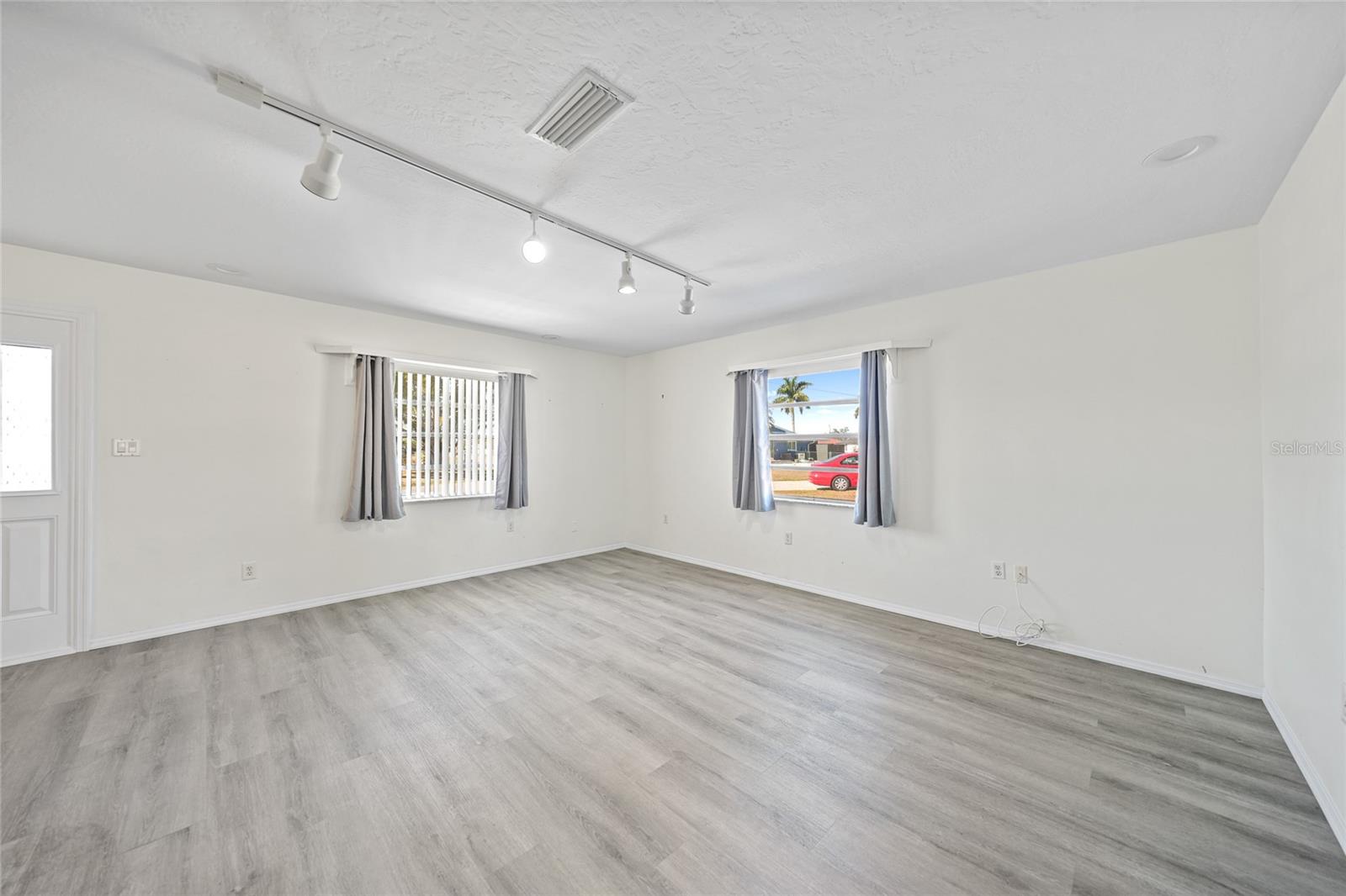 Image 13 of 51 For 165 Francis Drive Ne