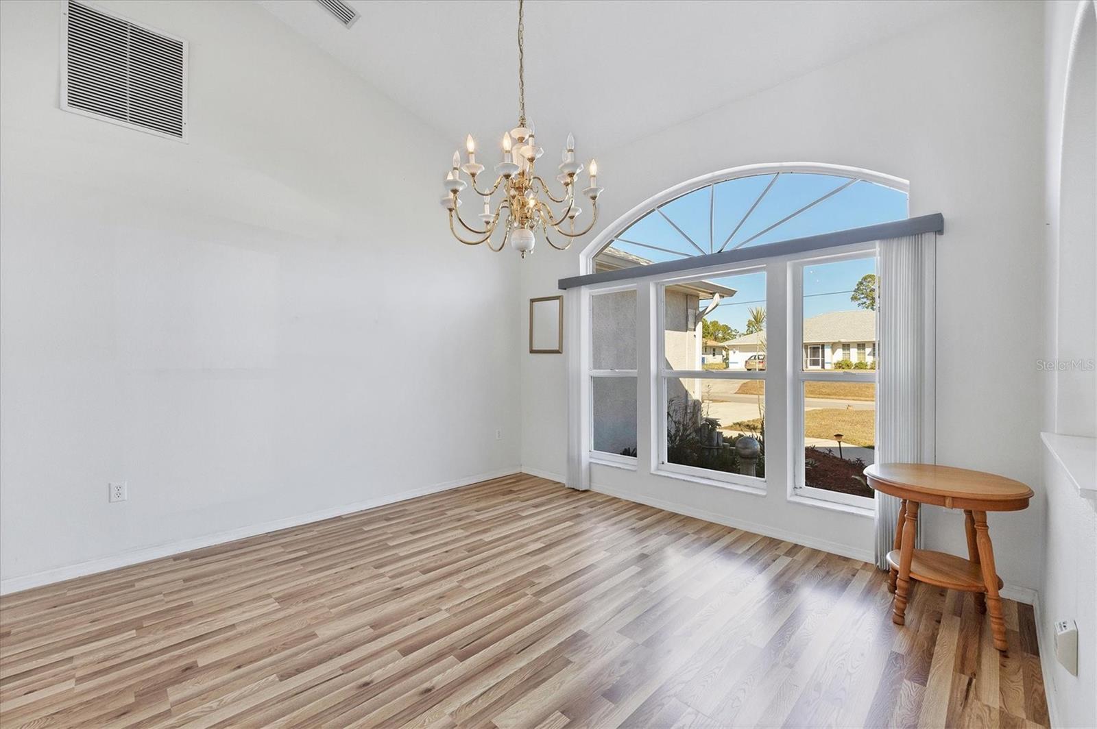 Image 7 of 37 For 2657 Tusket Avenue