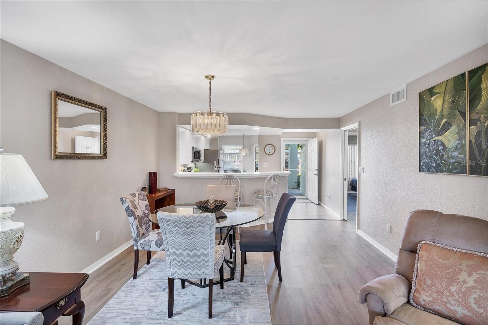 Image 10 of 30 For 5725 Greenwood Avenue 5103