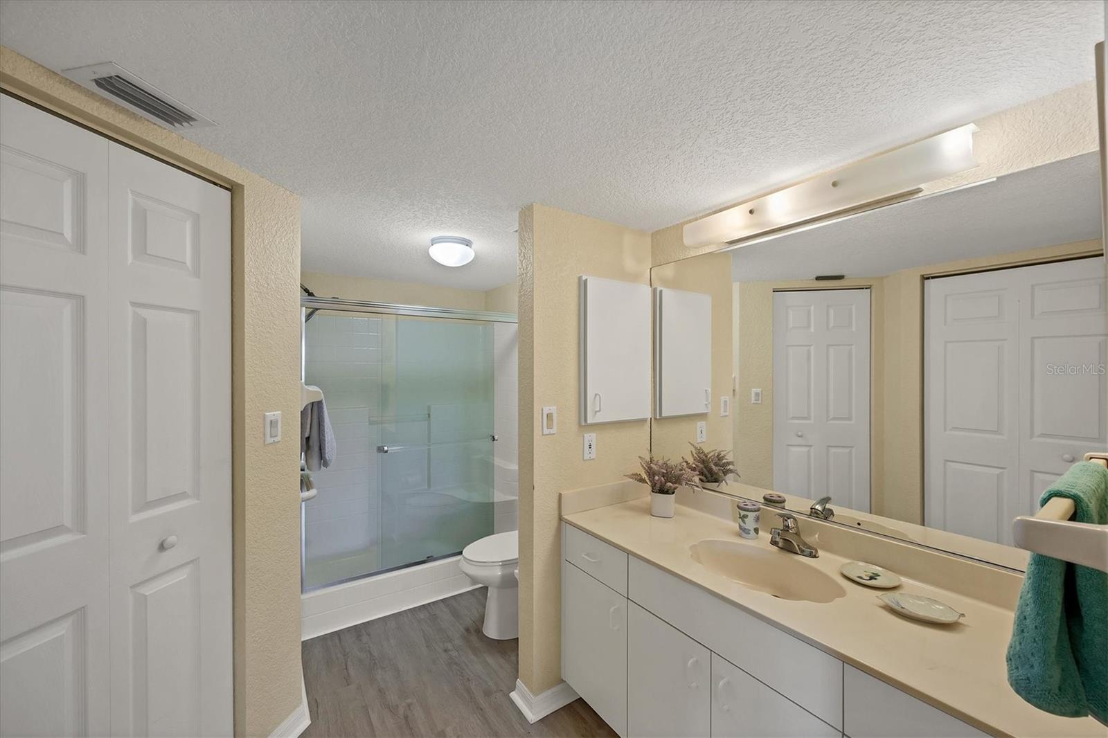 Image 15 of 30 For 5725 Greenwood Avenue 5103