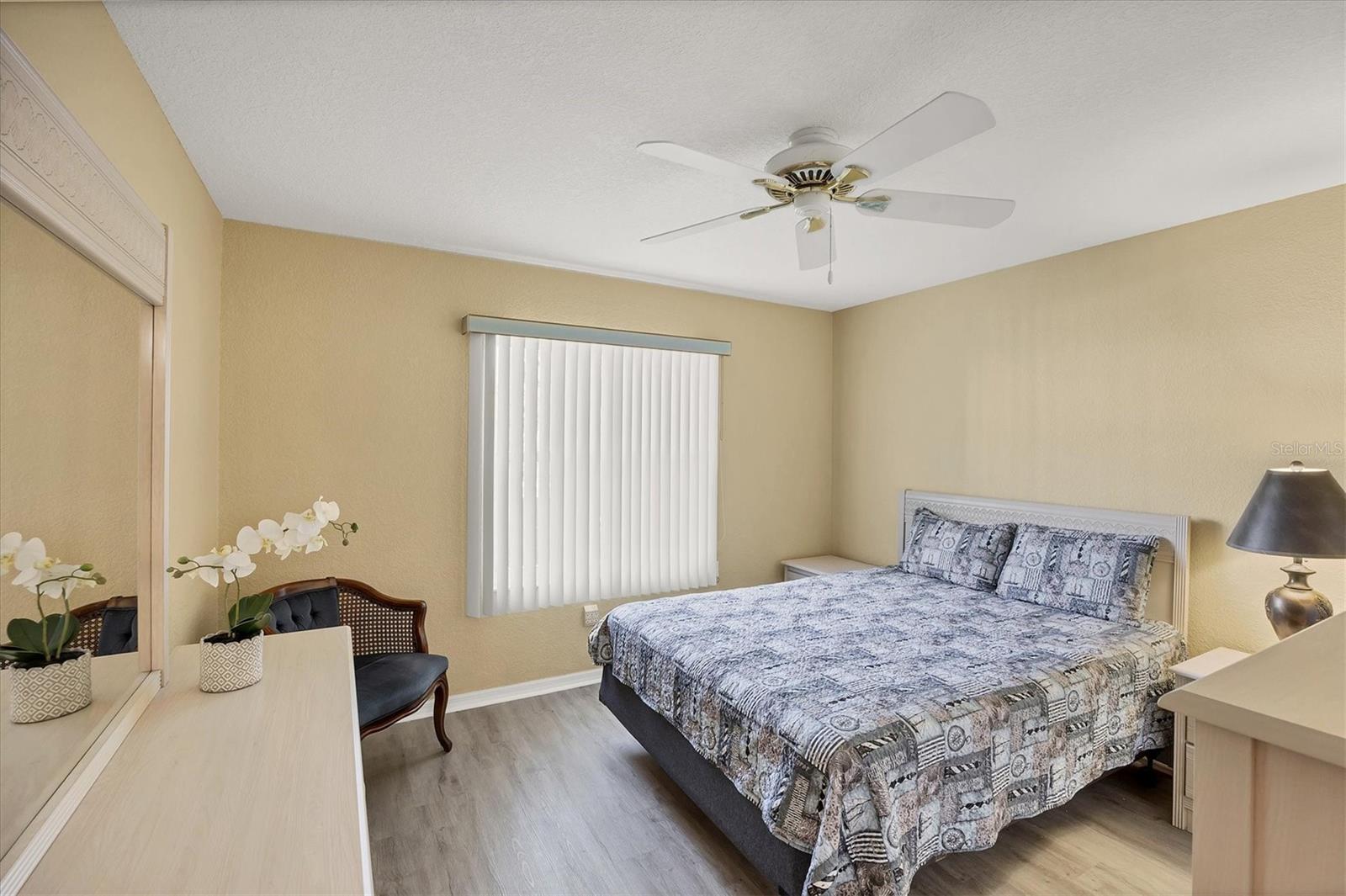 Image 17 of 30 For 5725 Greenwood Avenue 5103