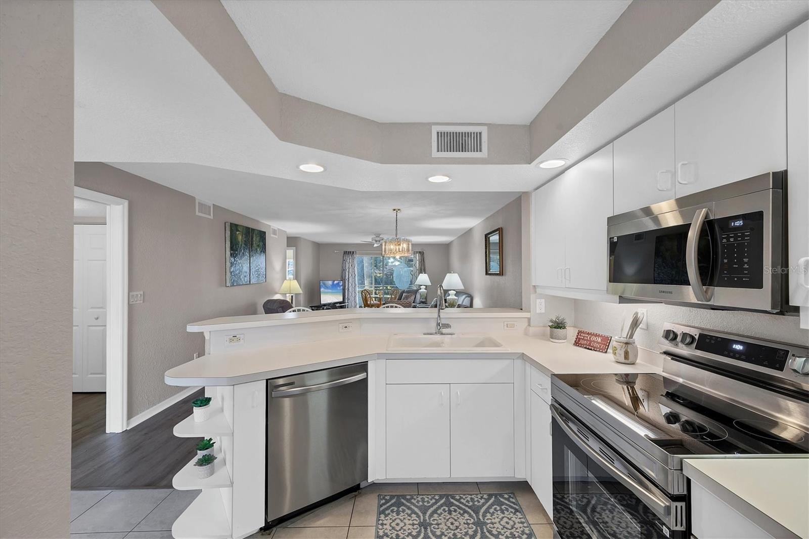 Image 3 of 30 For 5725 Greenwood Avenue 5103