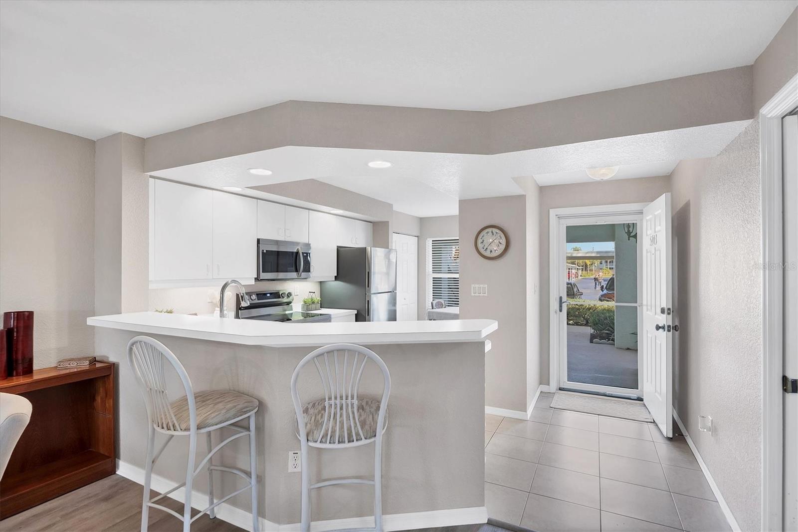 Image 6 of 30 For 5725 Greenwood Avenue 5103