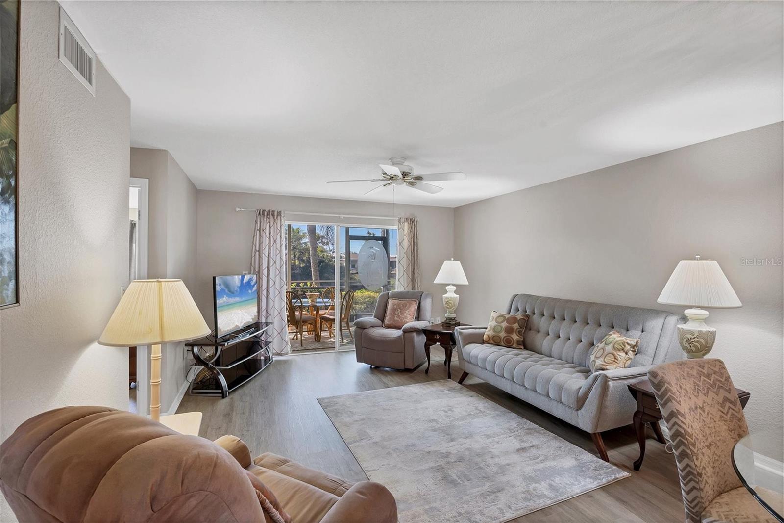 Image 7 of 30 For 5725 Greenwood Avenue 5103