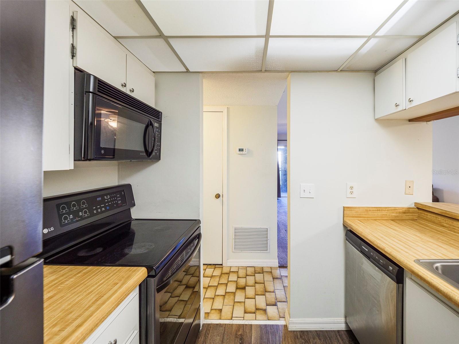 Image 18 of 36 For 3235 Beneva Road 101