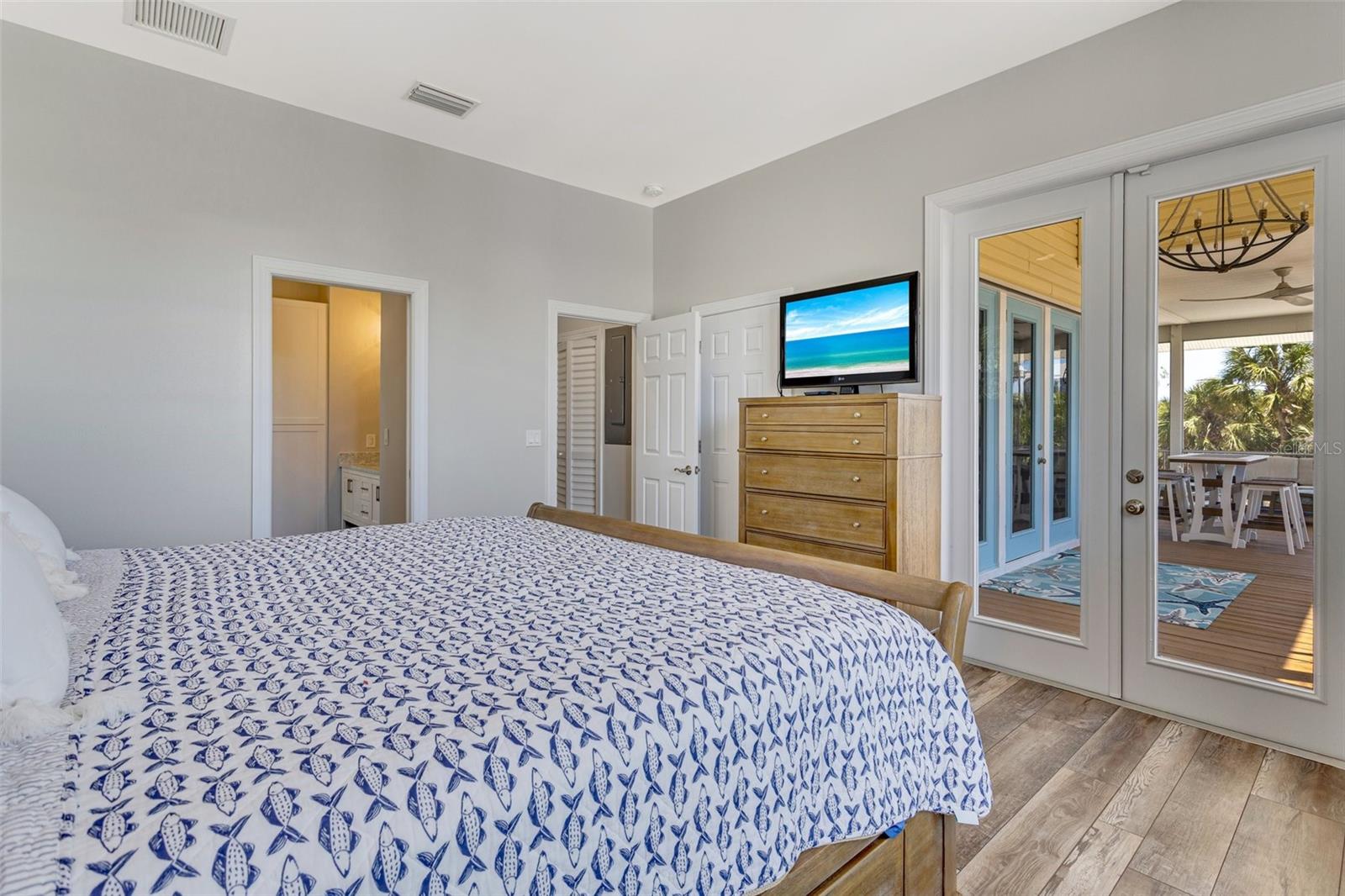 Image 31 of 56 For 32 Palm Drive