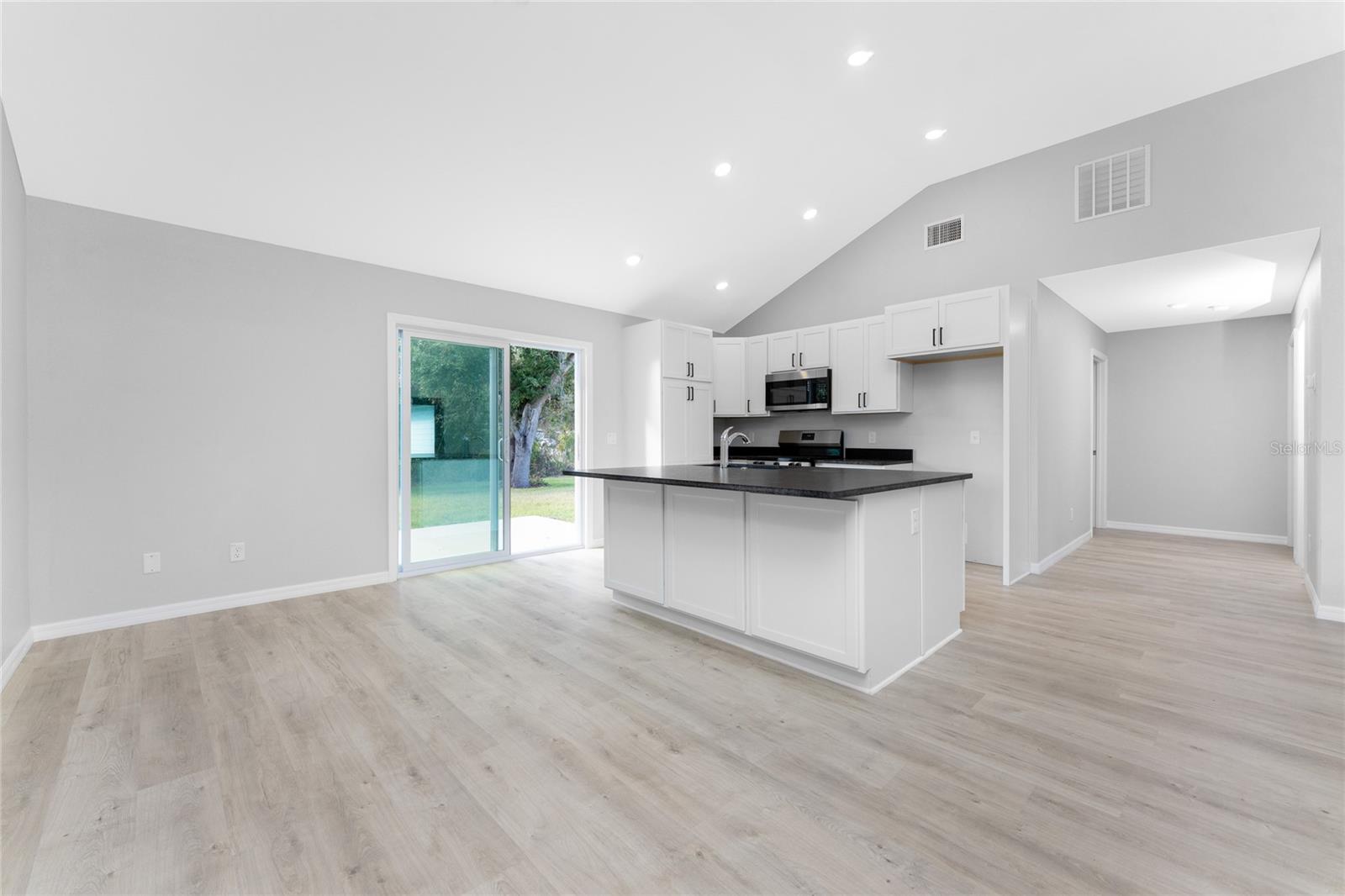 Listing photo id 9 for 5081 Chamberlain Boulevard