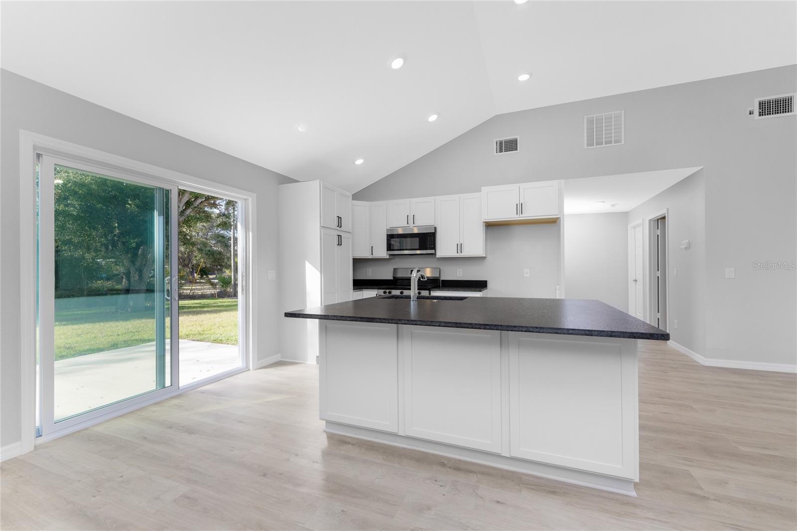 Listing photo id 10 for 5081 Chamberlain Boulevard