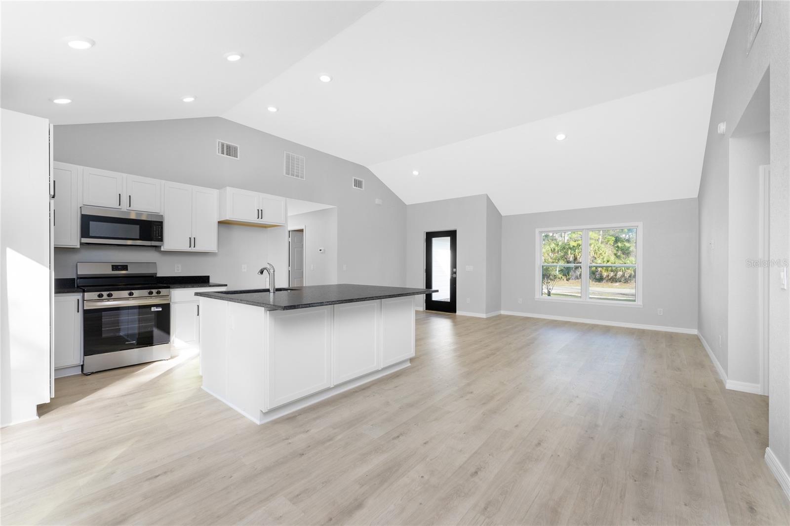 Listing photo id 11 for 5081 Chamberlain Boulevard