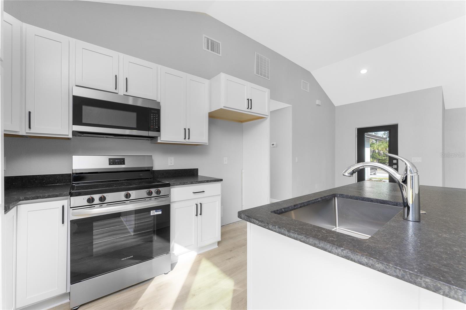 Listing photo id 12 for 5081 Chamberlain Boulevard