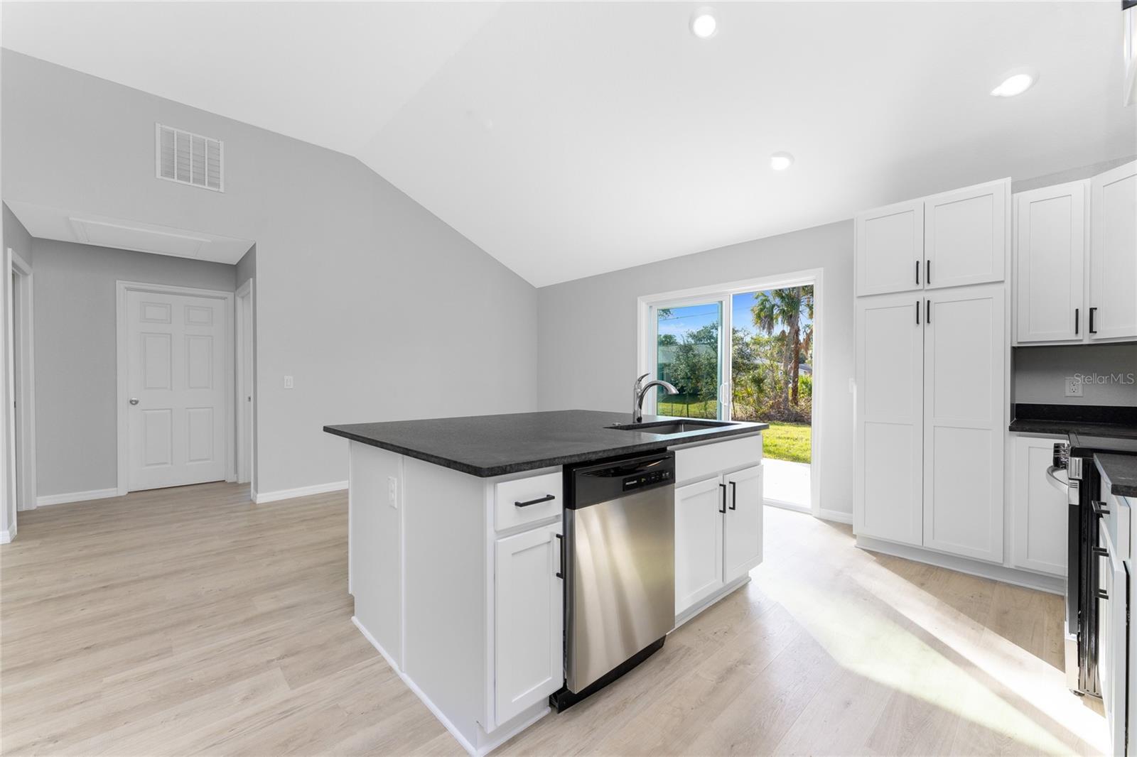 Listing photo id 13 for 5081 Chamberlain Boulevard