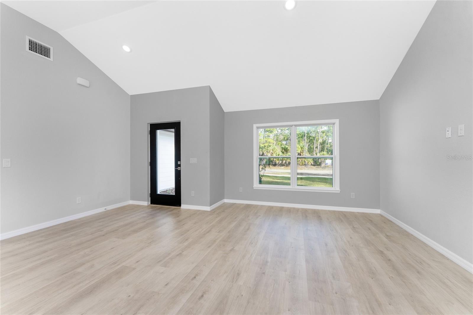 Listing photo id 16 for 5081 Chamberlain Boulevard