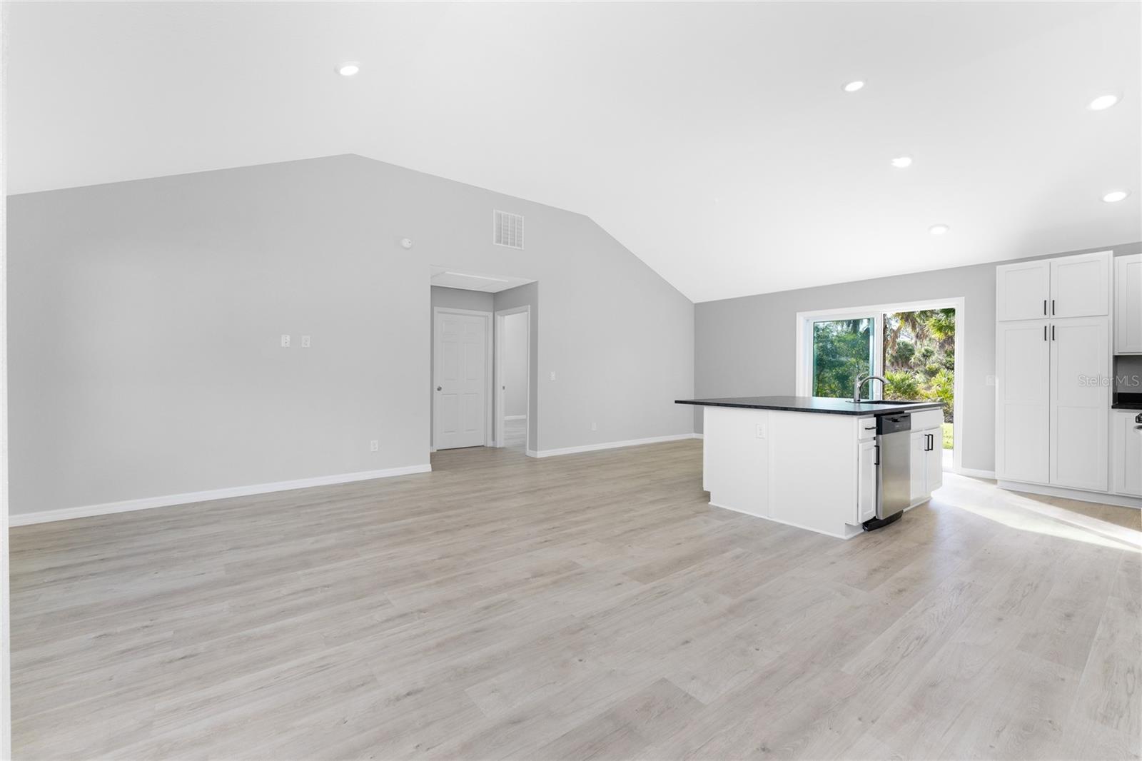 Listing photo id 17 for 5081 Chamberlain Boulevard