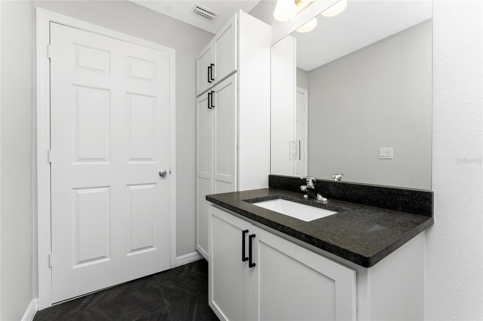 Listing photo id 23 for 5081 Chamberlain Boulevard