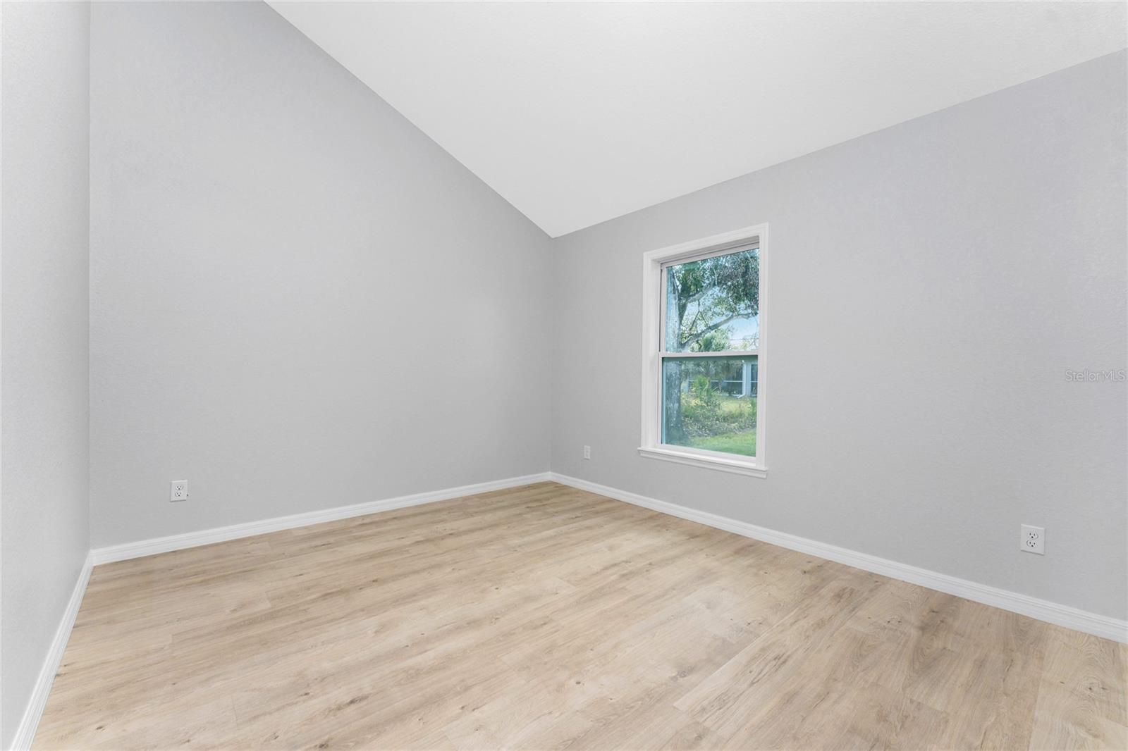 Listing photo id 24 for 5081 Chamberlain Boulevard