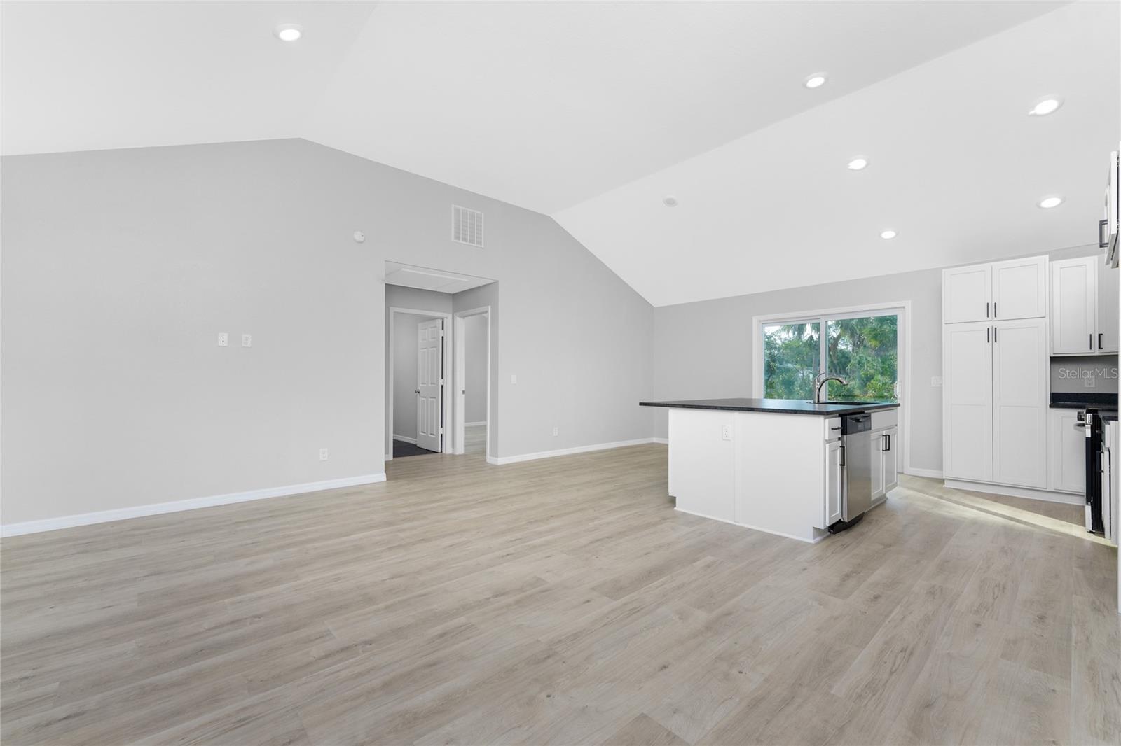 Listing photo id 6 for 5081 Chamberlain Boulevard