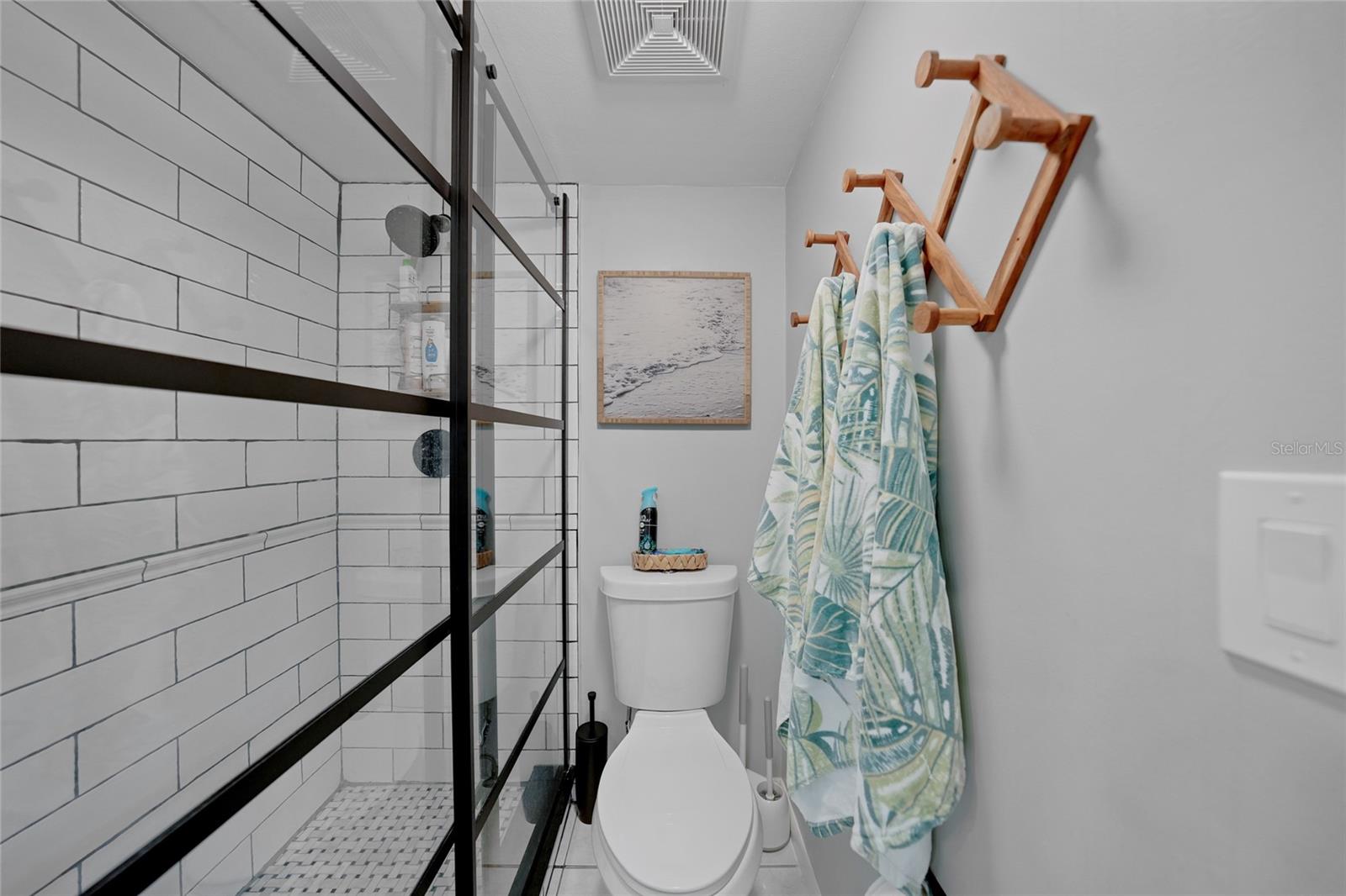 Image 18 of 46 For 1591 Beach Road 202