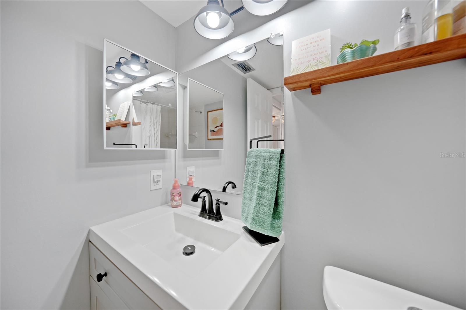 Image 22 of 46 For 1591 Beach Road 202