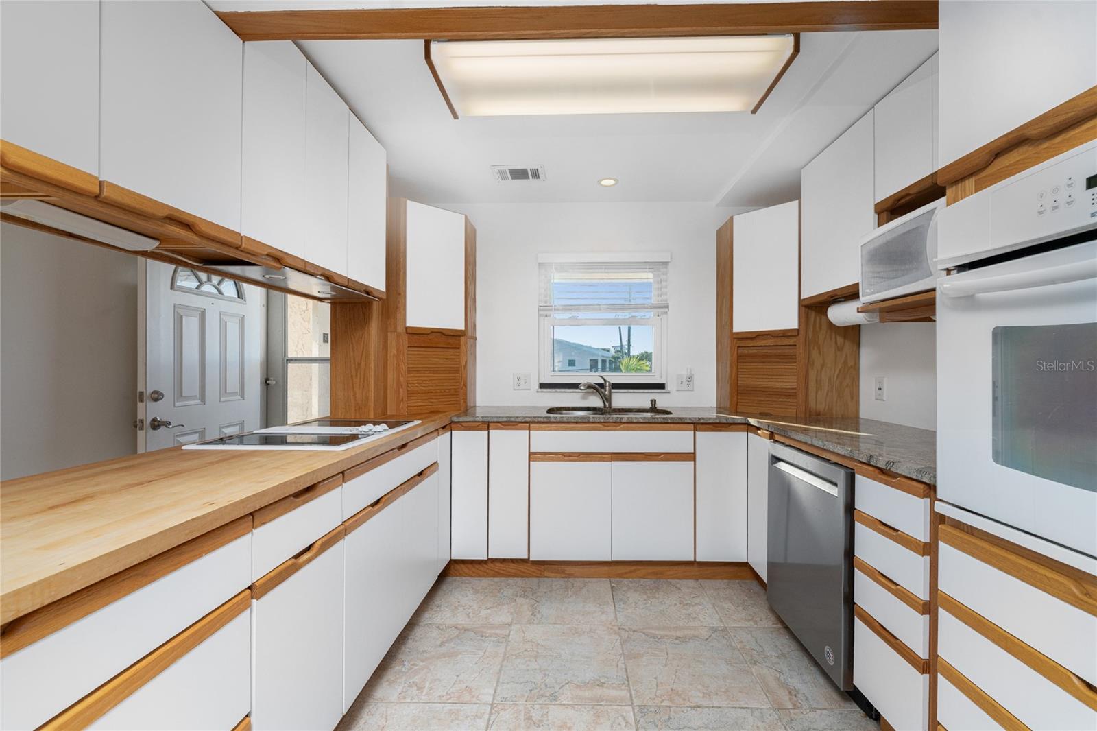 Image 18 of 64 For 2700 Beach Road D203