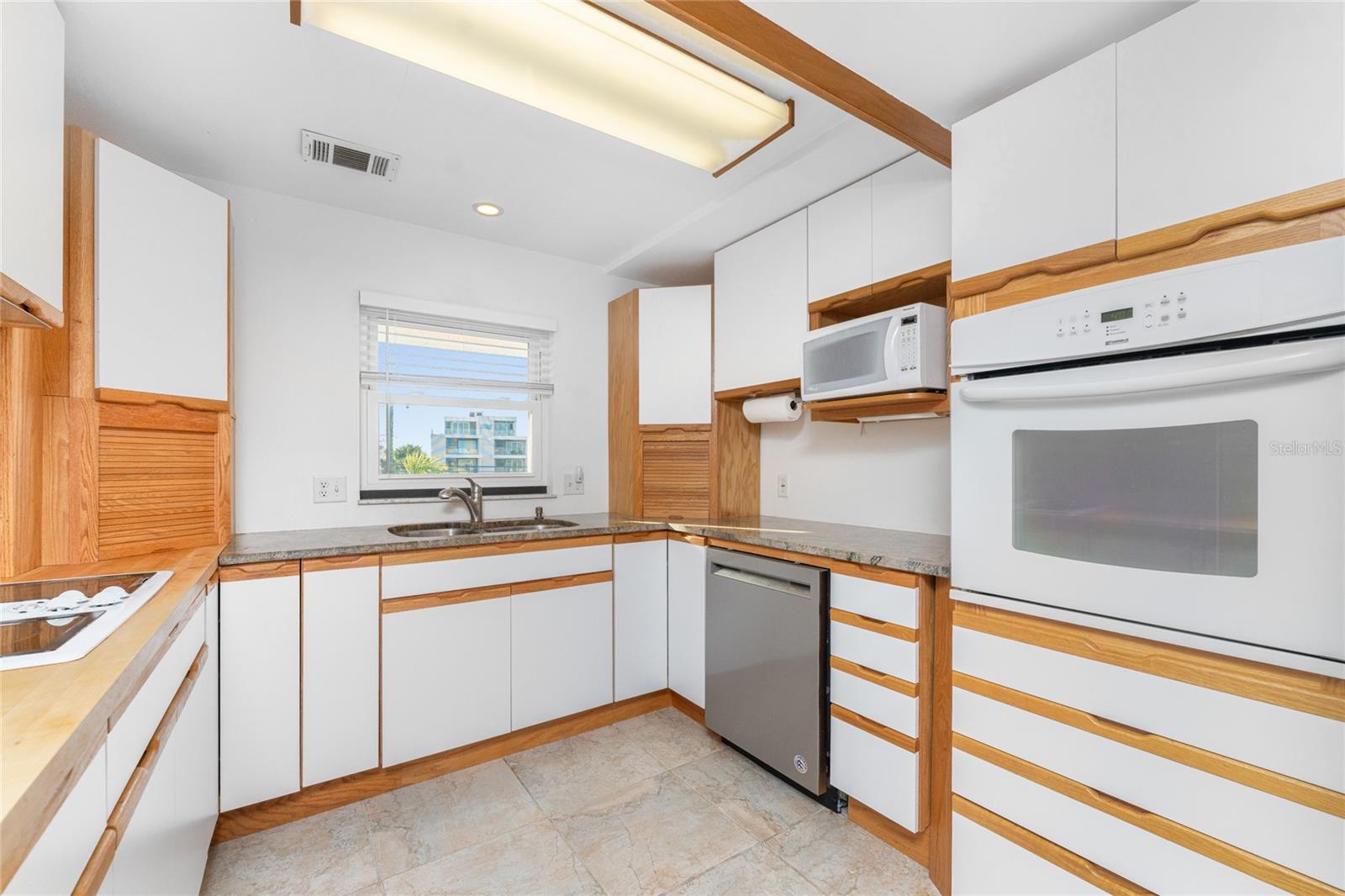 Image 19 of 64 For 2700 Beach Road D203