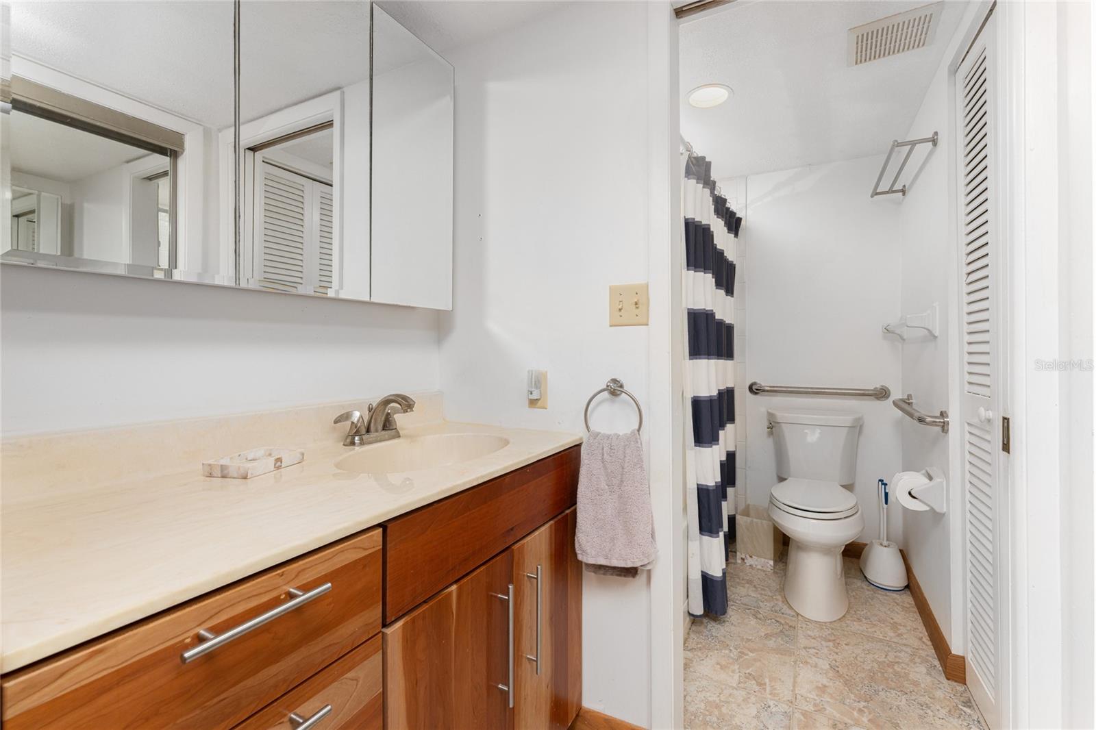 Image 25 of 64 For 2700 Beach Road D203