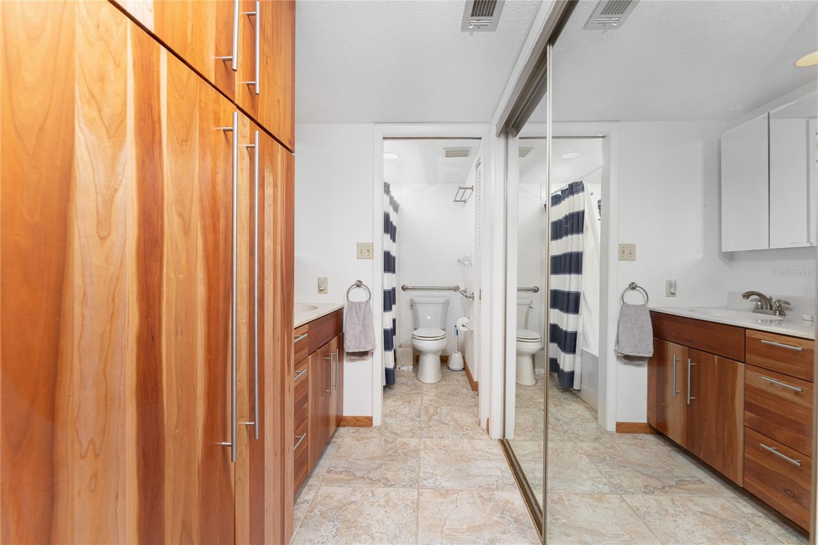 Image 27 of 64 For 2700 Beach Road D203