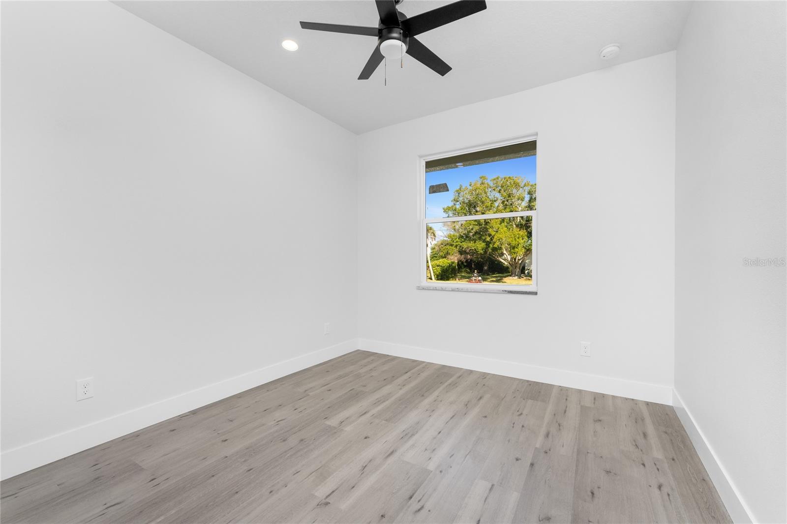 Image 23 of 50 For 27 Bunker Court