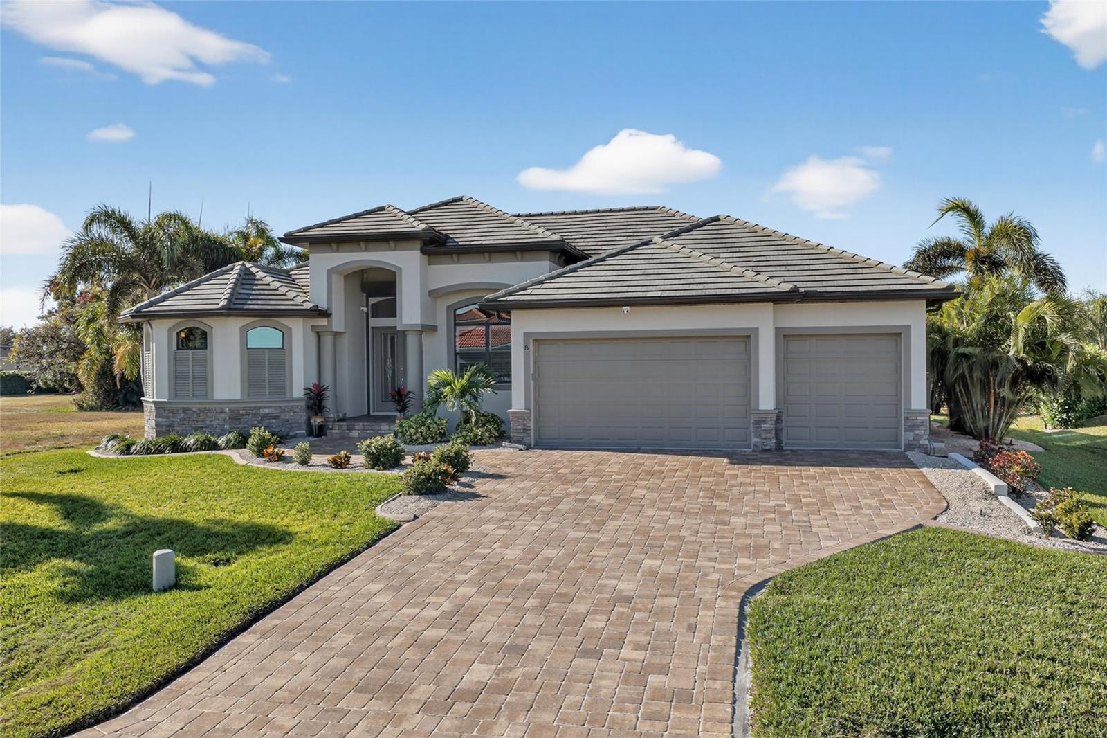 Image 7 of 47 For 8 Windward Road