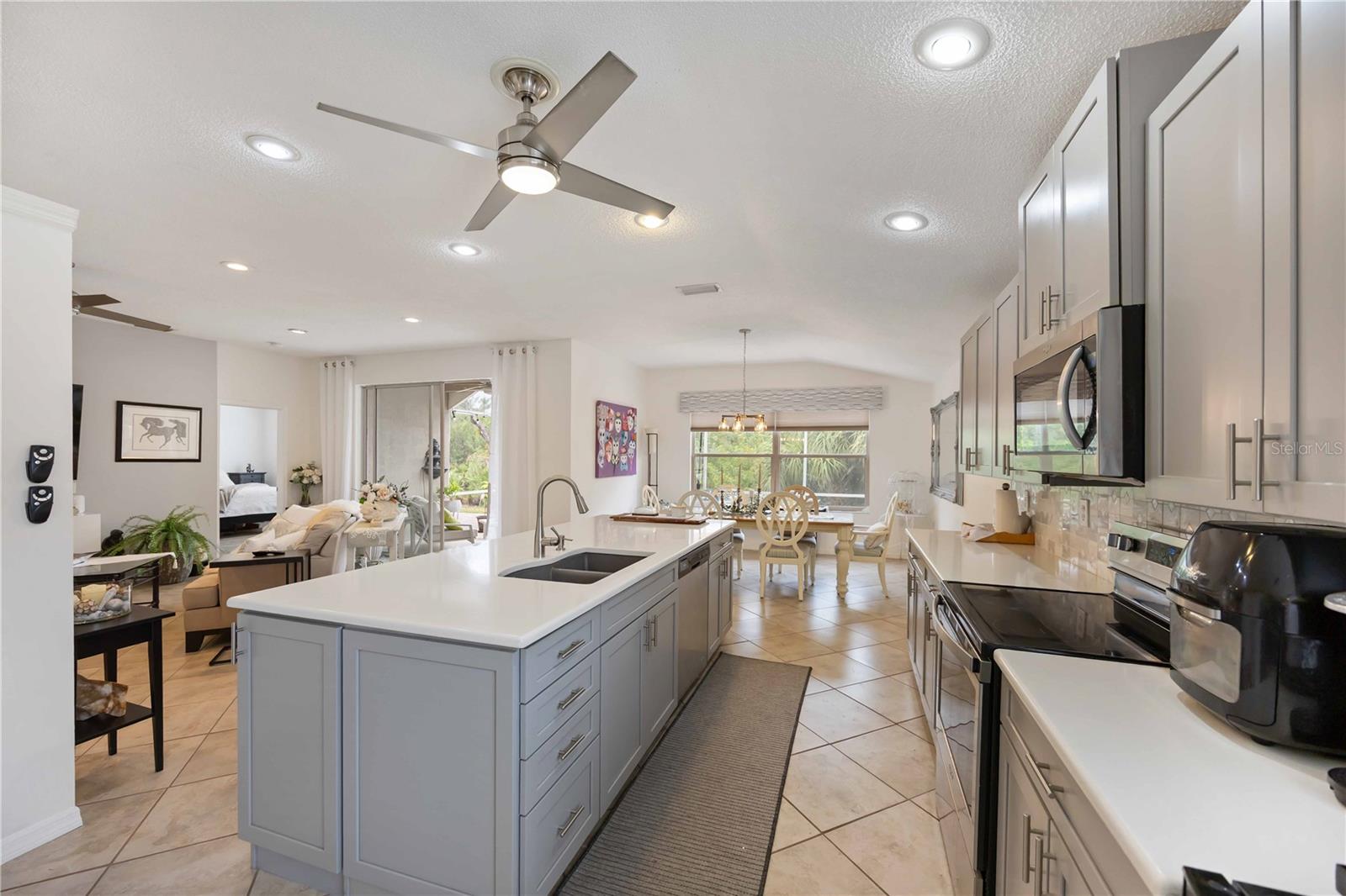 Image 16 of 53 For 271 Fareham Drive