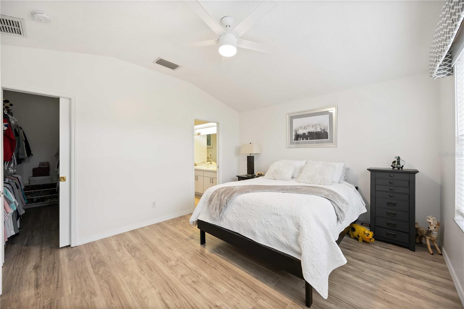 Image 24 of 53 For 271 Fareham Drive