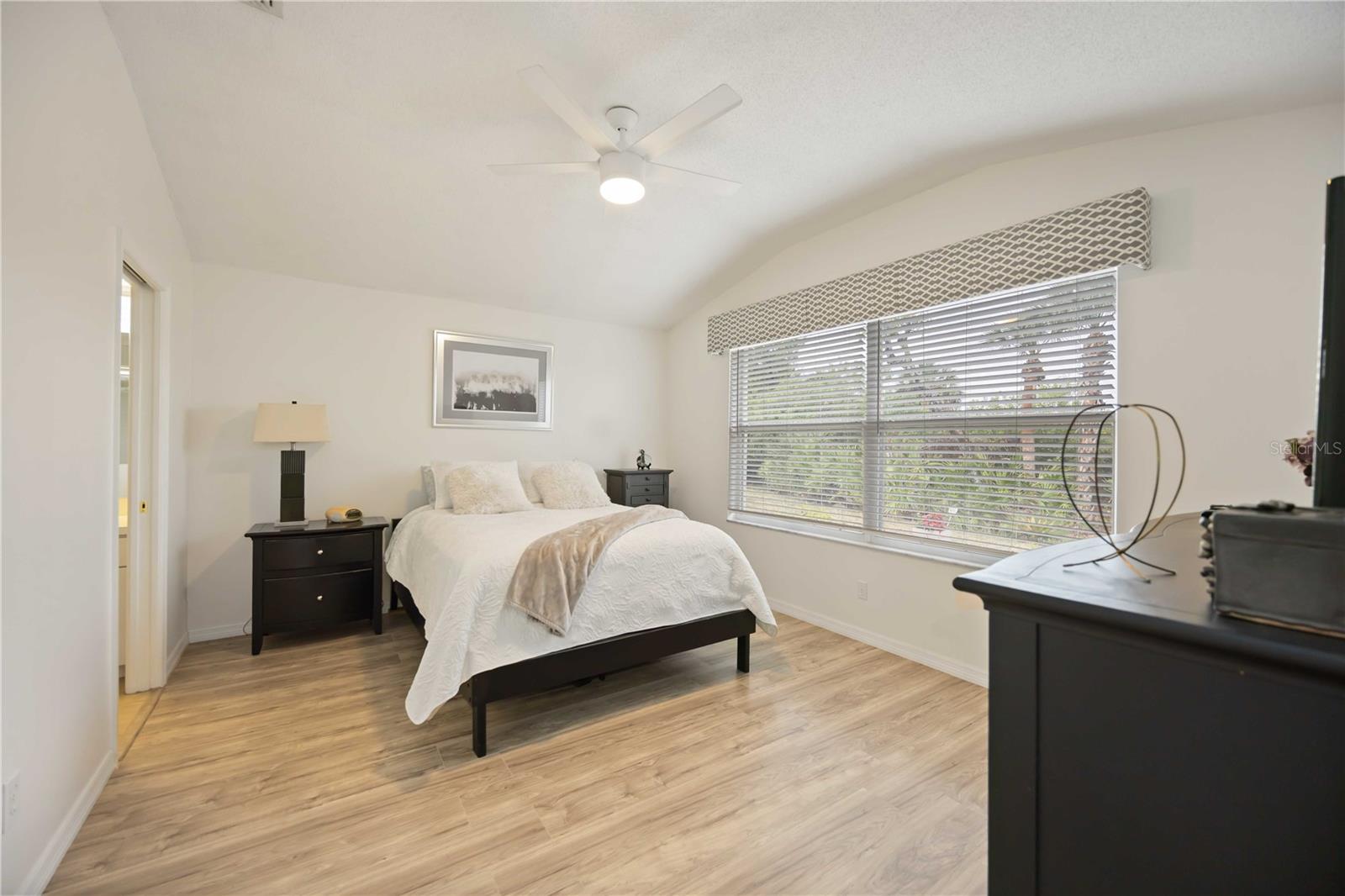 Image 25 of 53 For 271 Fareham Drive