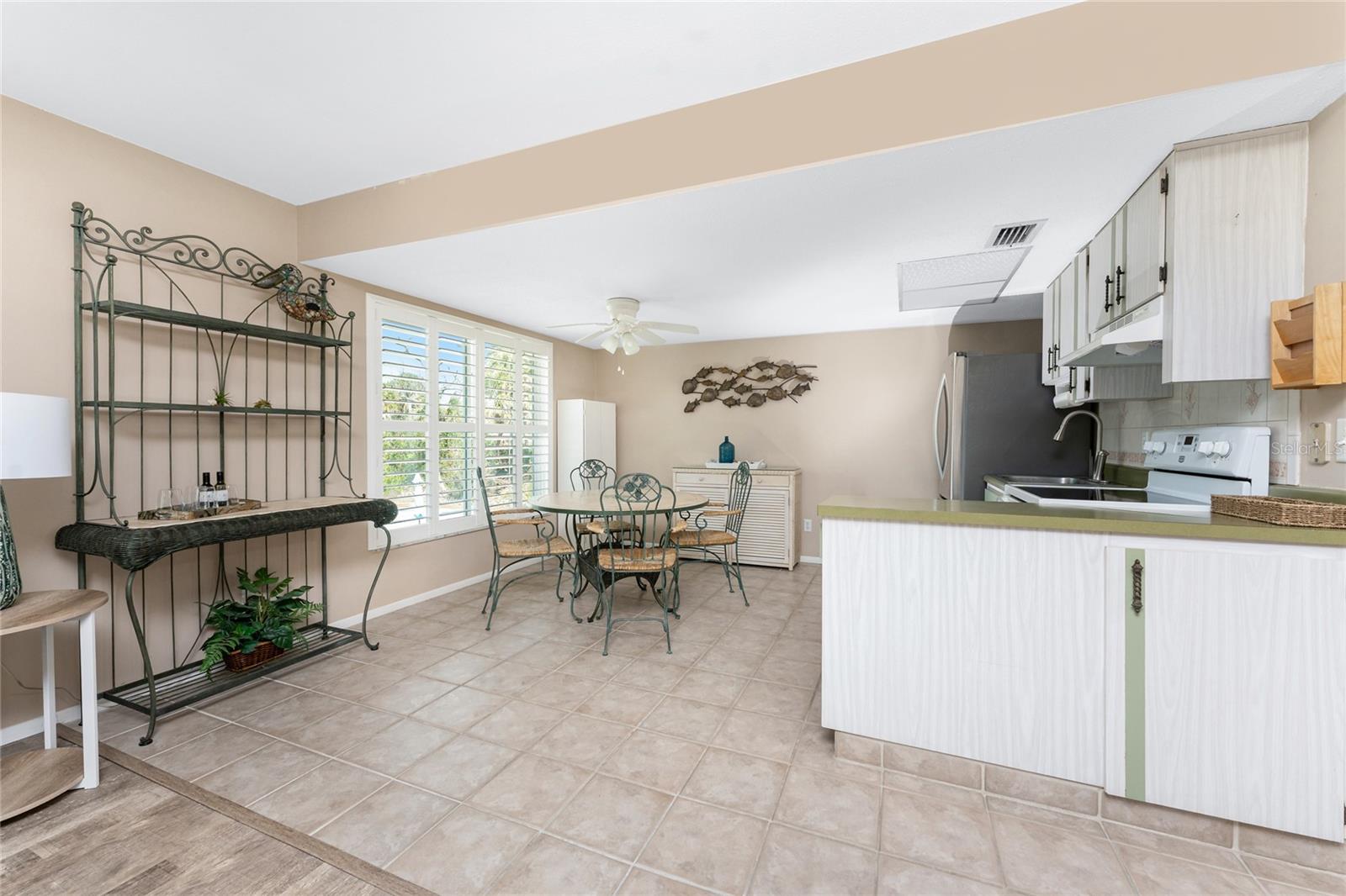 Image 12 of 38 For 5055 Beach Road 208