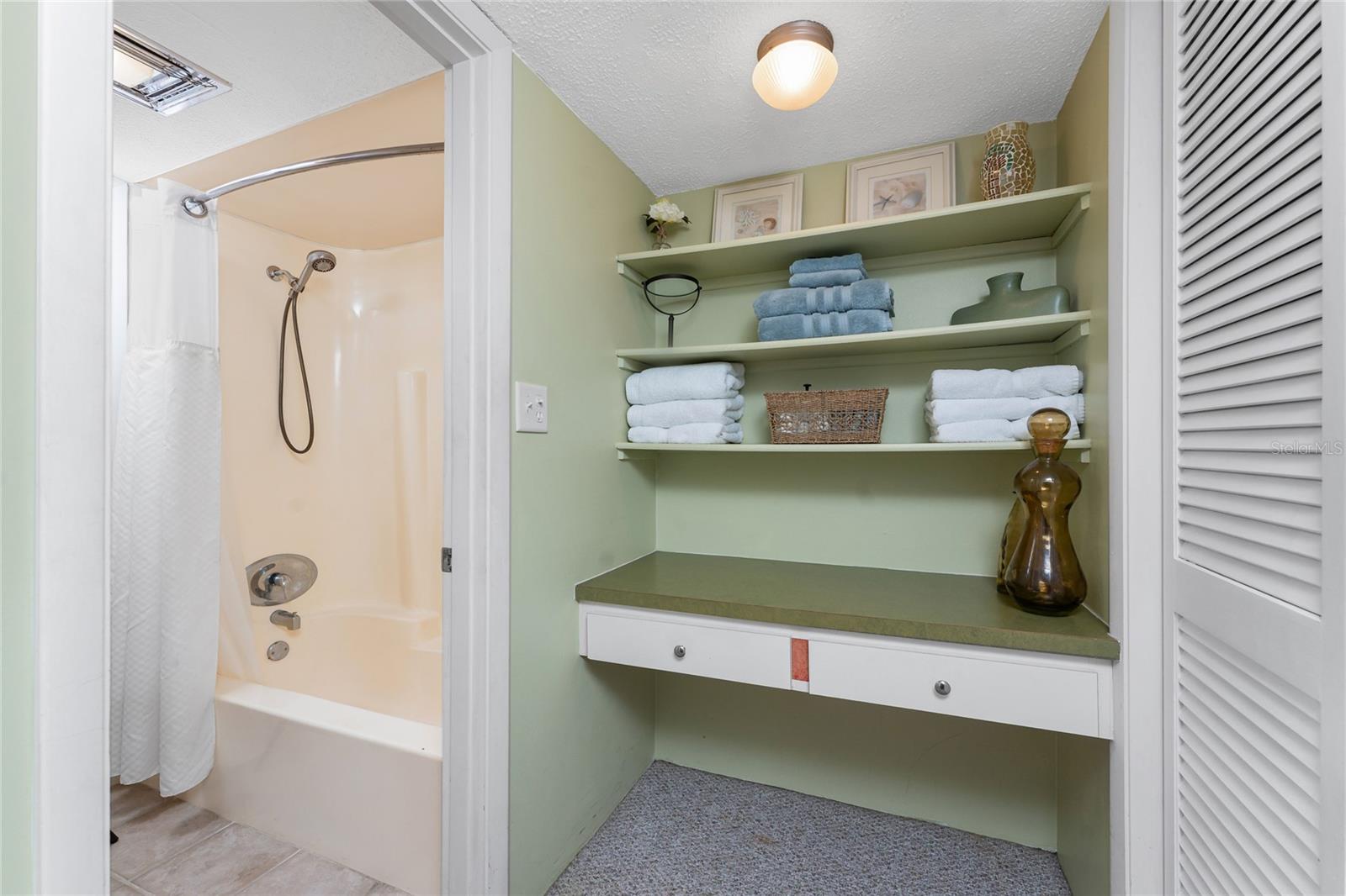 Image 21 of 38 For 5055 Beach Road 208