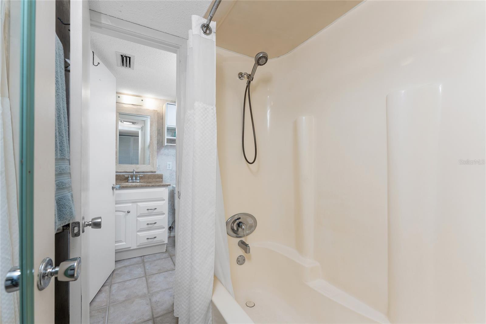 Image 22 of 38 For 5055 Beach Road 208