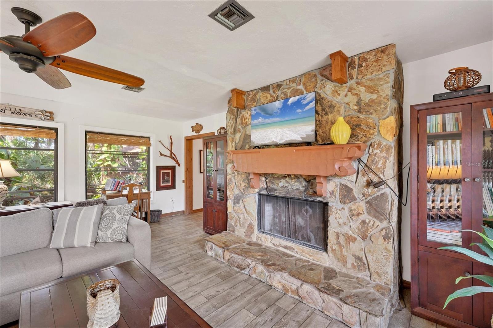 Image 7 of 50 For 681 Olive Street